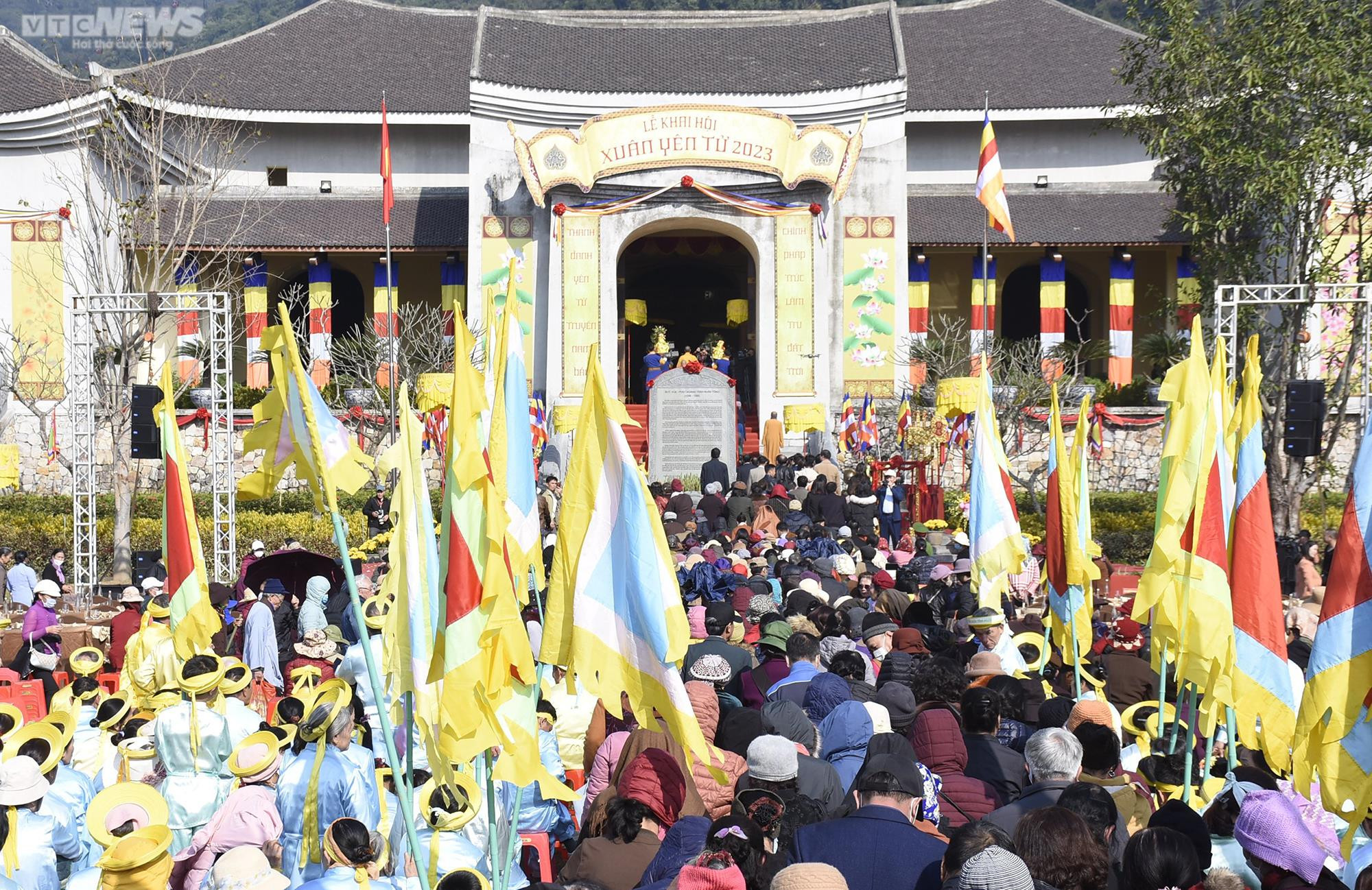 Những cụ bà còng lưng chống gậy lên chùa Đồng Yên Tử ngày khai hội - 1