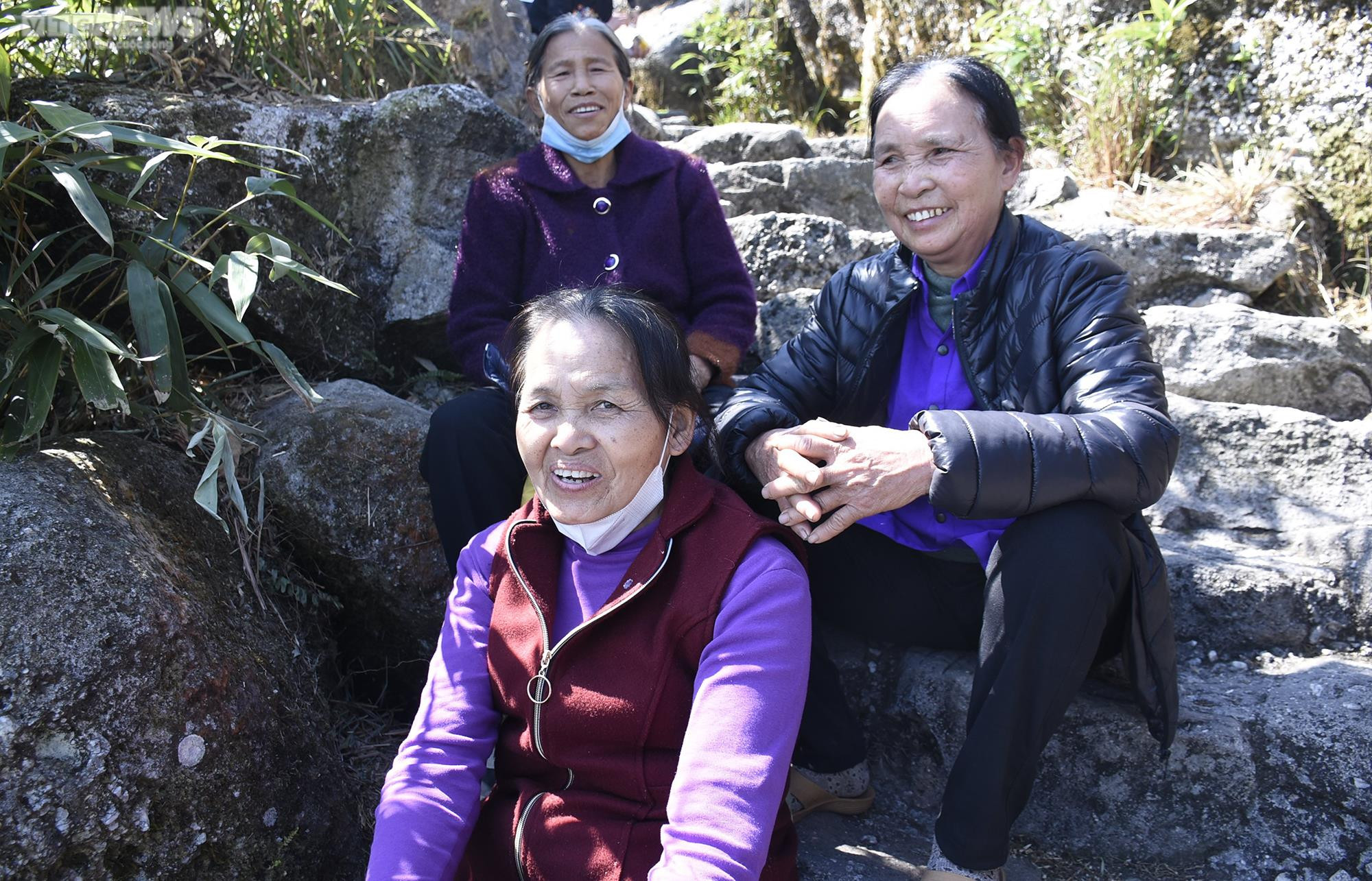 Những cụ bà còng lưng chống gậy lên chùa Đồng Yên Tử ngày khai hội - 11