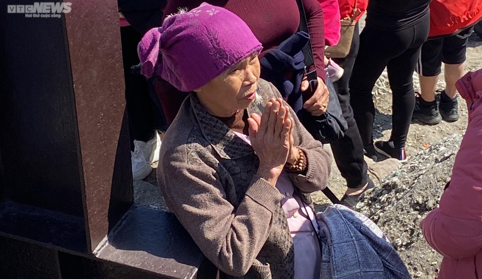 Những cụ bà còng lưng chống gậy lên chùa Đồng Yên Tử ngày khai hội - 13