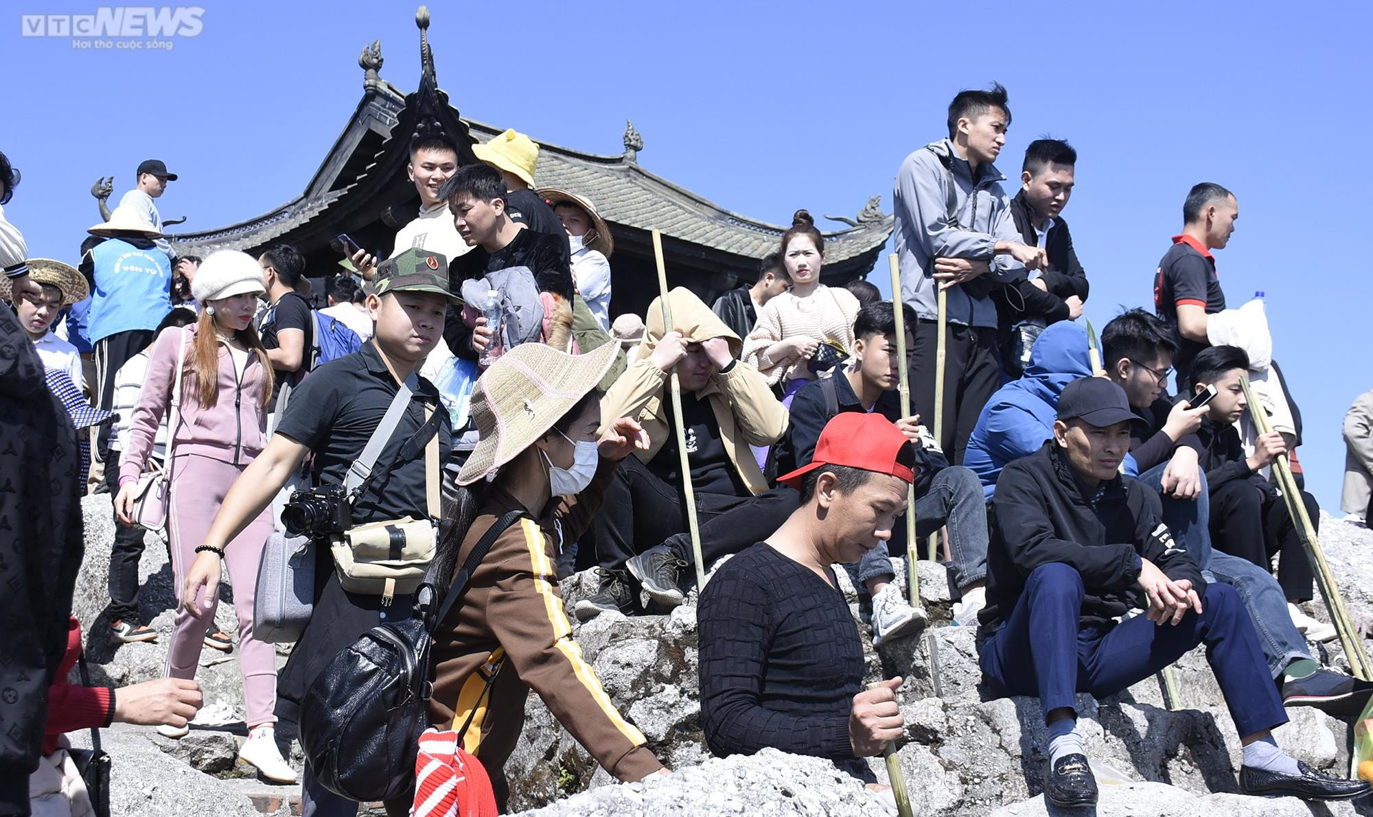 Những cụ bà còng lưng chống gậy lên chùa Đồng Yên Tử ngày khai hội - 14