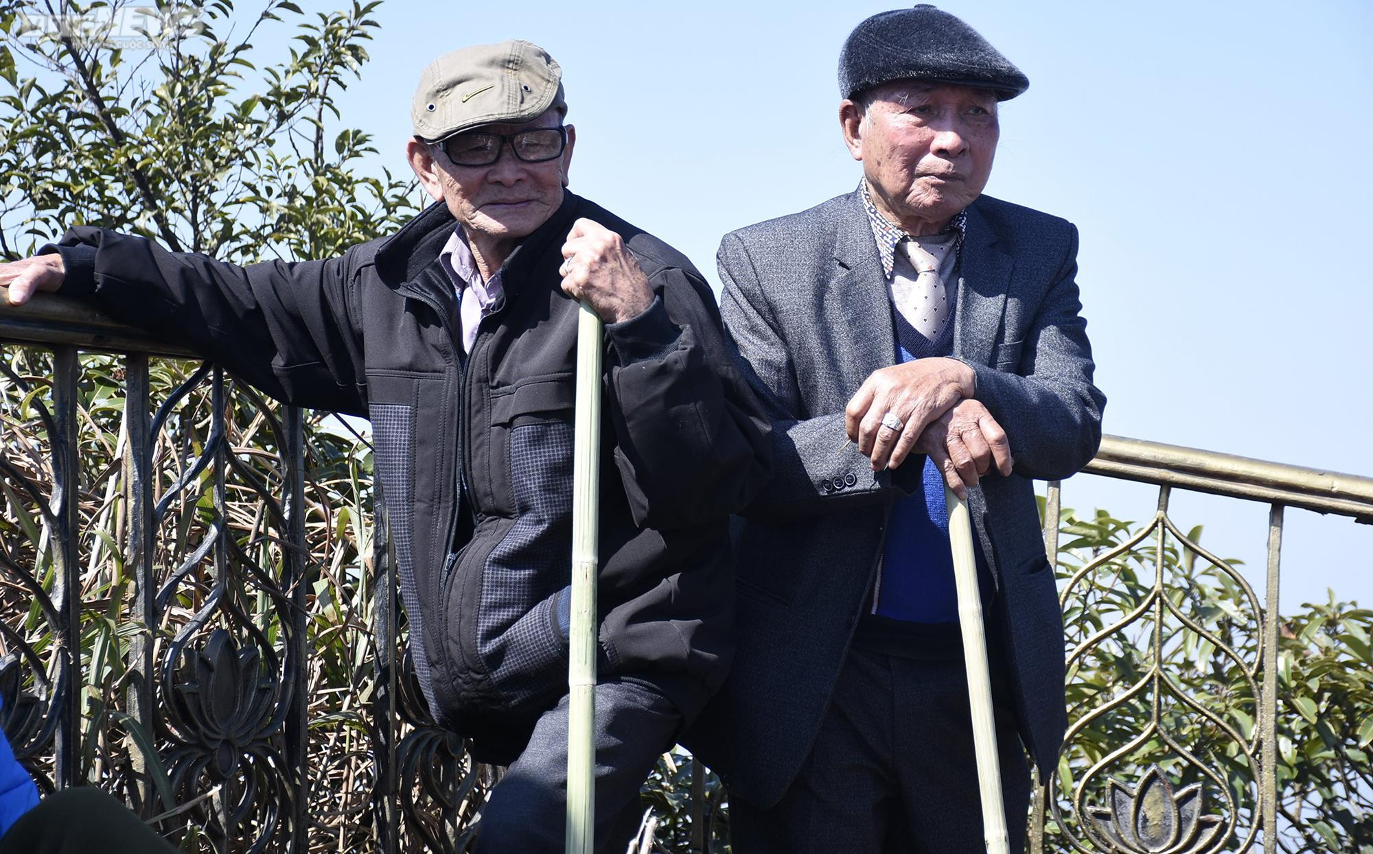 Những cụ bà còng lưng chống gậy lên chùa Đồng Yên Tử ngày khai hội - 12