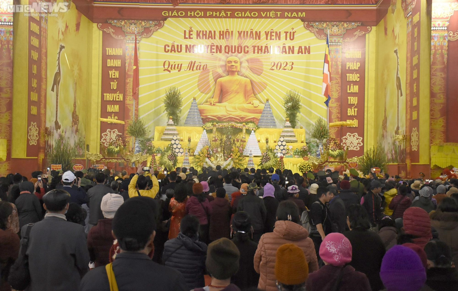 Những cụ bà còng lưng chống gậy lên chùa Đồng Yên Tử ngày khai hội - 2