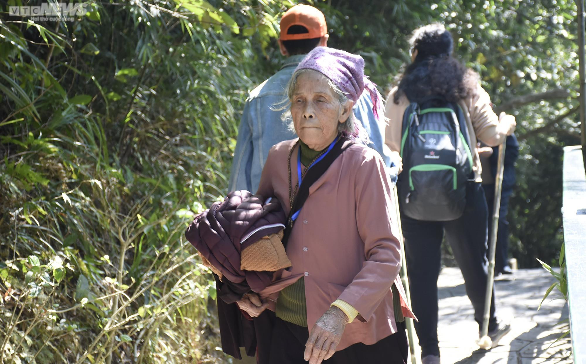 Những cụ bà còng lưng chống gậy lên chùa Đồng Yên Tử ngày khai hội - 5