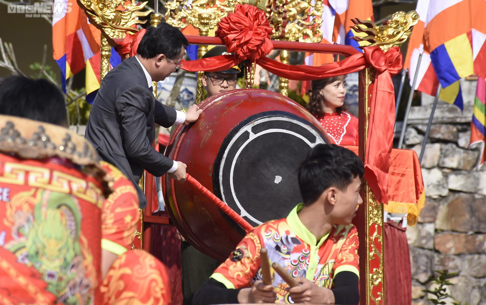 Những cụ bà còng lưng chống gậy lên chùa Đồng Yên Tử ngày khai hội - 3