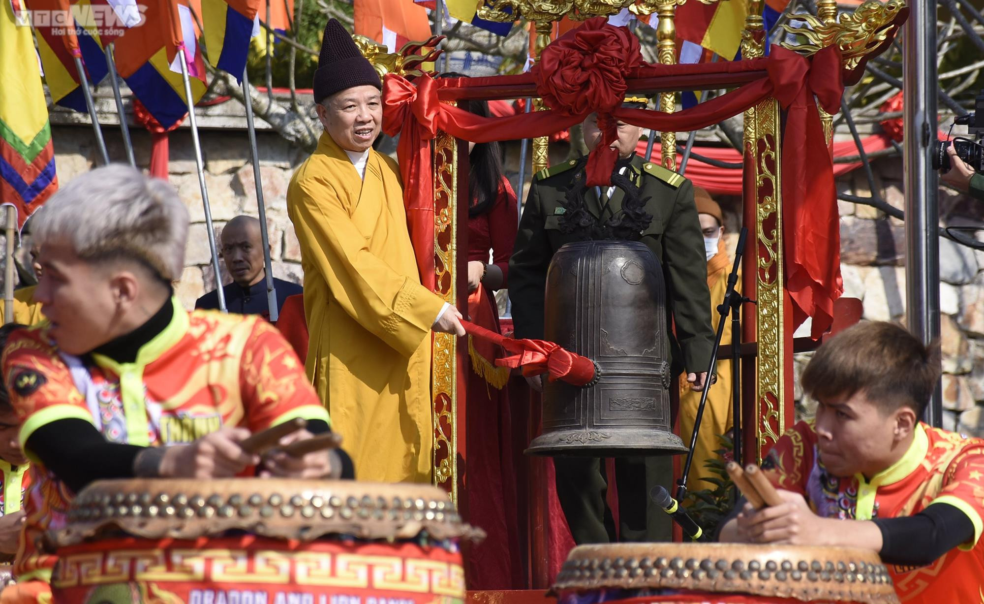 Những cụ bà còng lưng chống gậy lên chùa Đồng Yên Tử ngày khai hội - 4