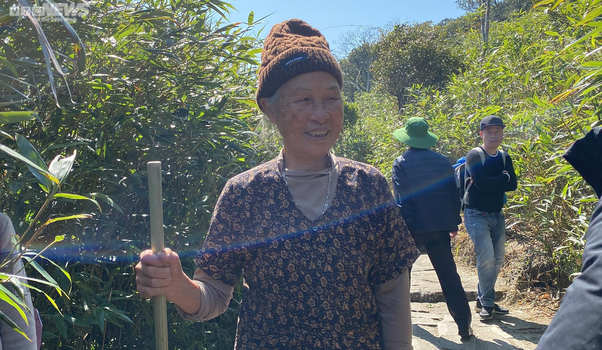 Những cụ bà còng lưng chống gậy lên chùa Đồng Yên Tử ngày khai hội - 6