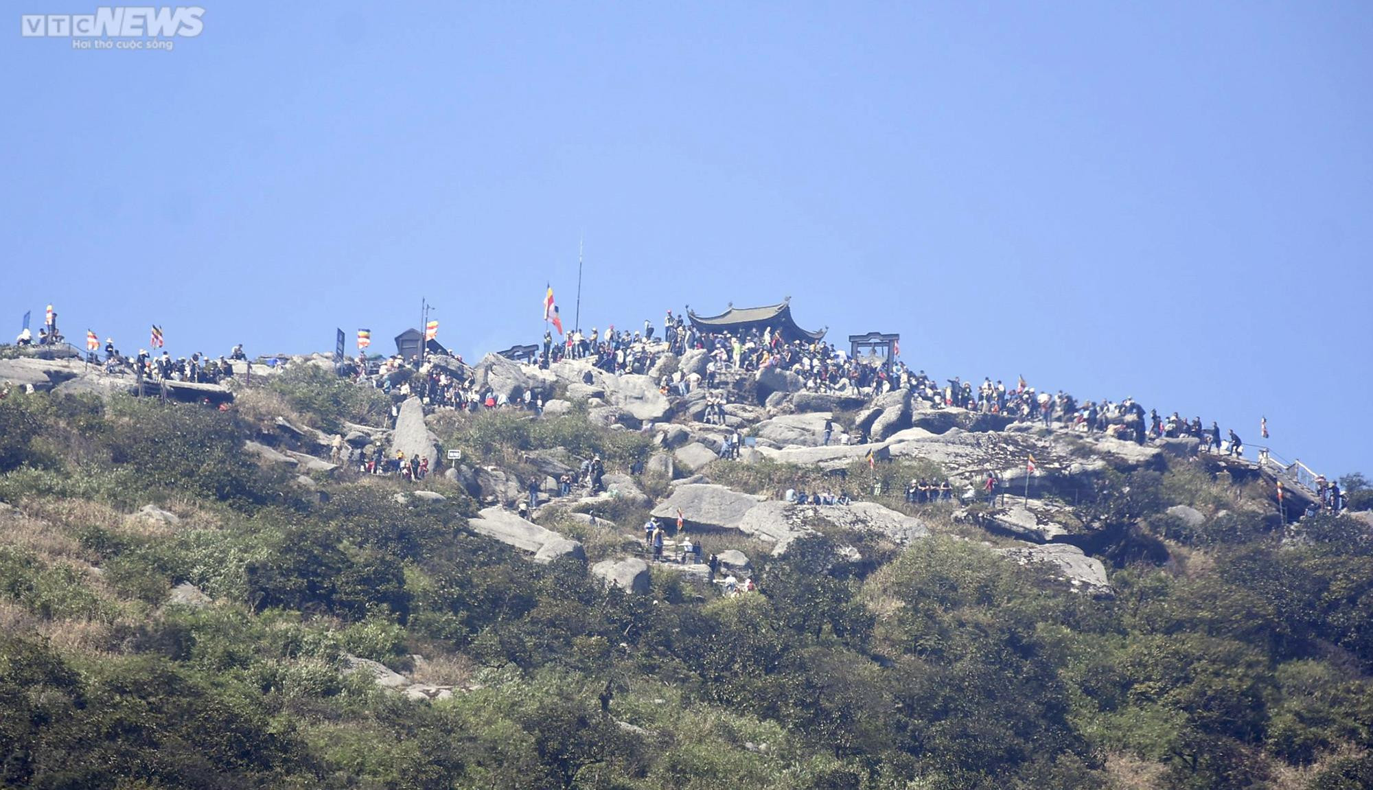 Những cụ bà còng lưng chống gậy lên chùa Đồng Yên Tử ngày khai hội - 8