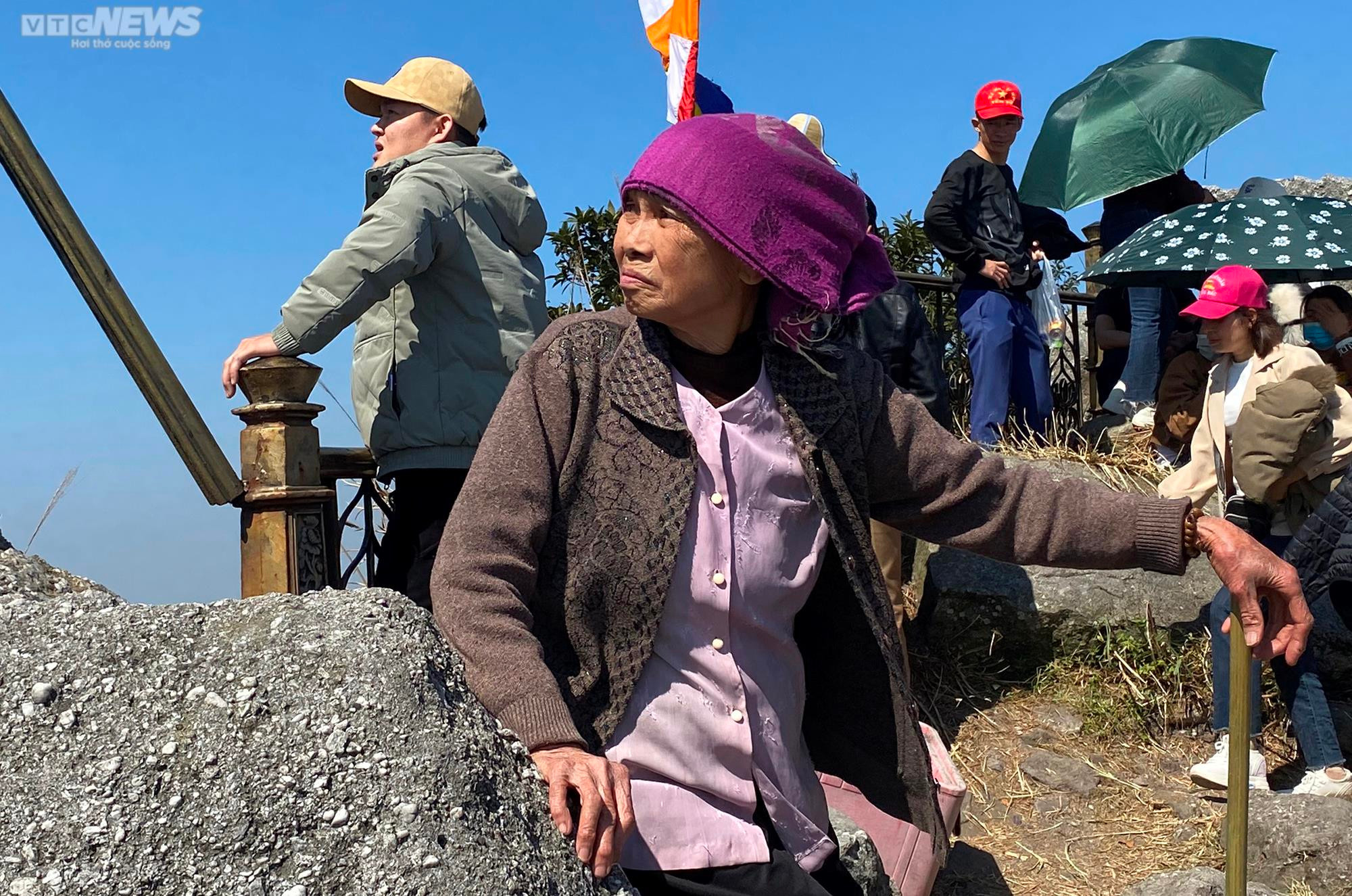 Những cụ bà còng lưng chống gậy lên chùa Đồng Yên Tử ngày khai hội - 9