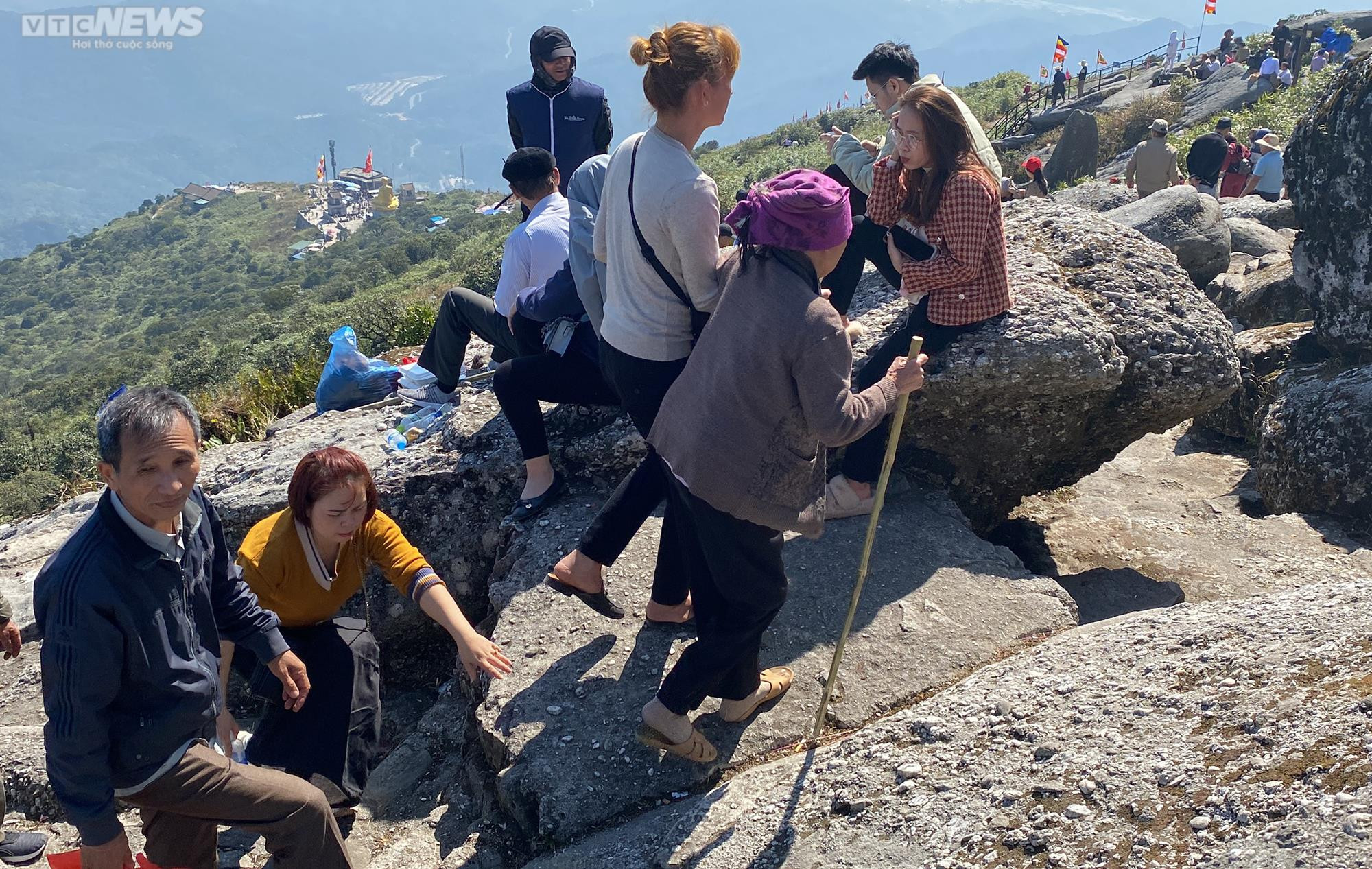 Những cụ bà còng lưng chống gậy lên chùa Đồng Yên Tử ngày khai hội - 10