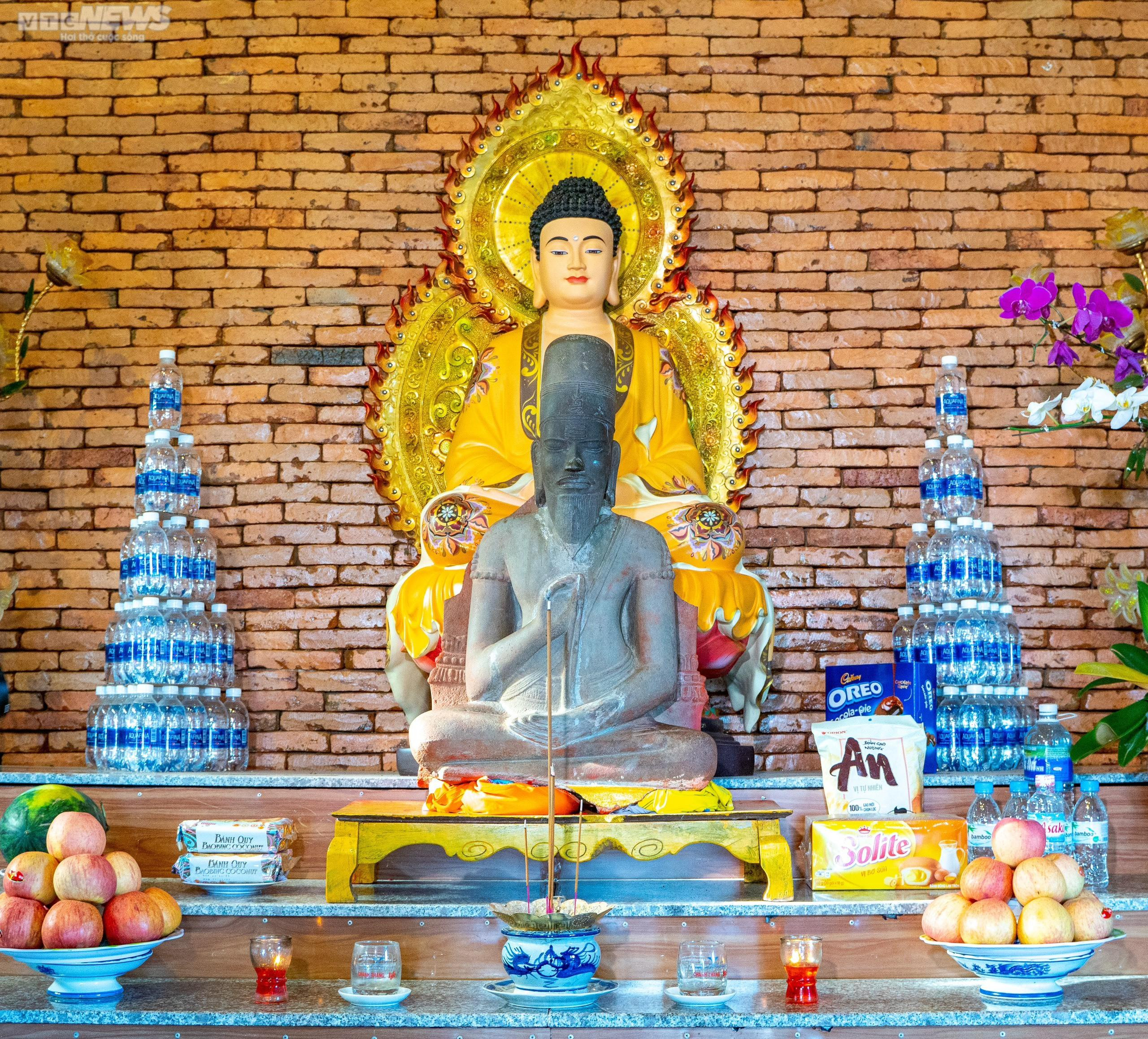 Giải mã 12 dòng chữ Chăm cổ sau lưng bảo vật quốc gia 'Phật Lồi' ở Bình Định - 3