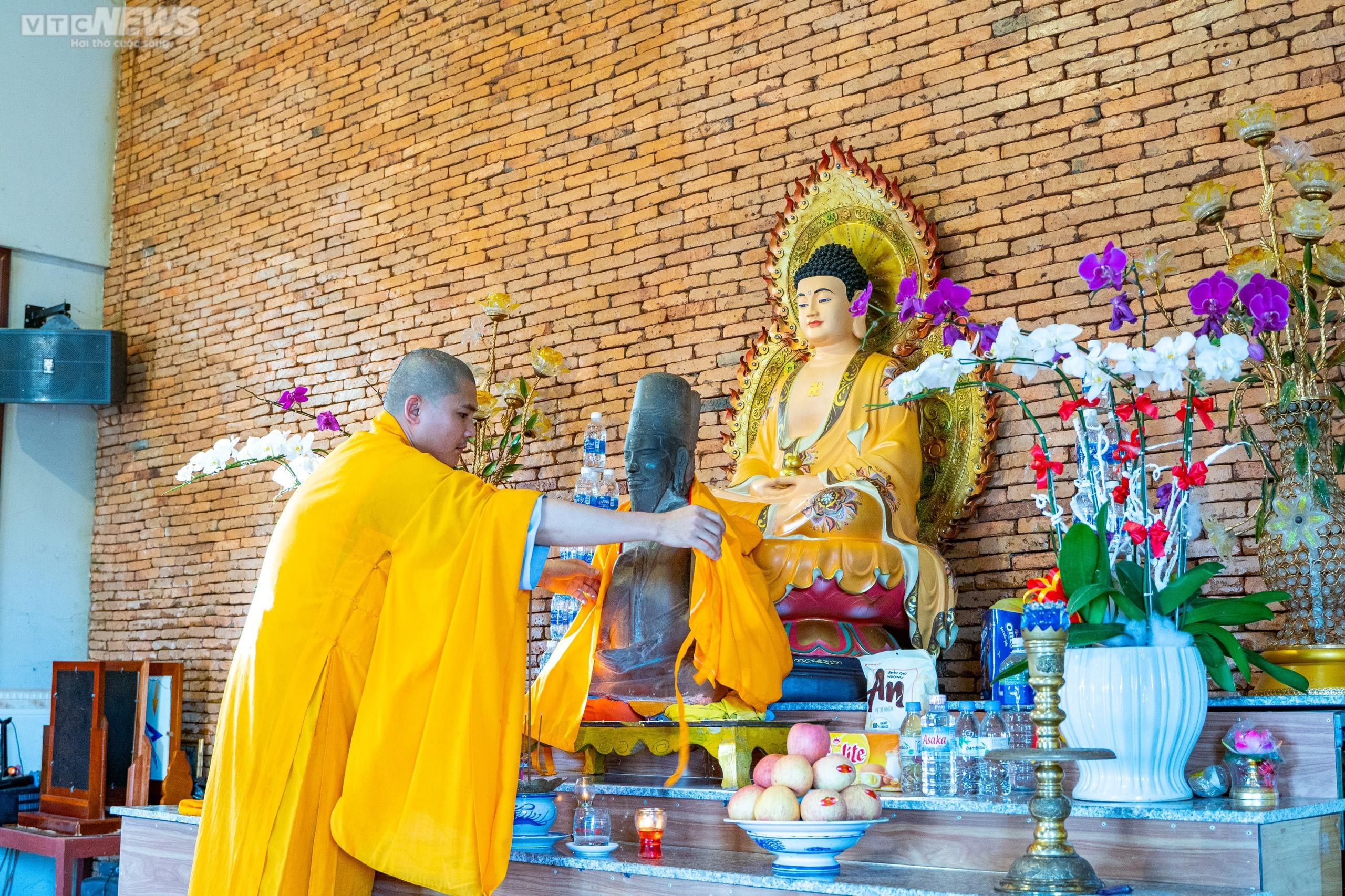 Giải mã 12 dòng chữ Chăm cổ sau lưng bảo vật quốc gia 'Phật Lồi' ở Bình Định - 2