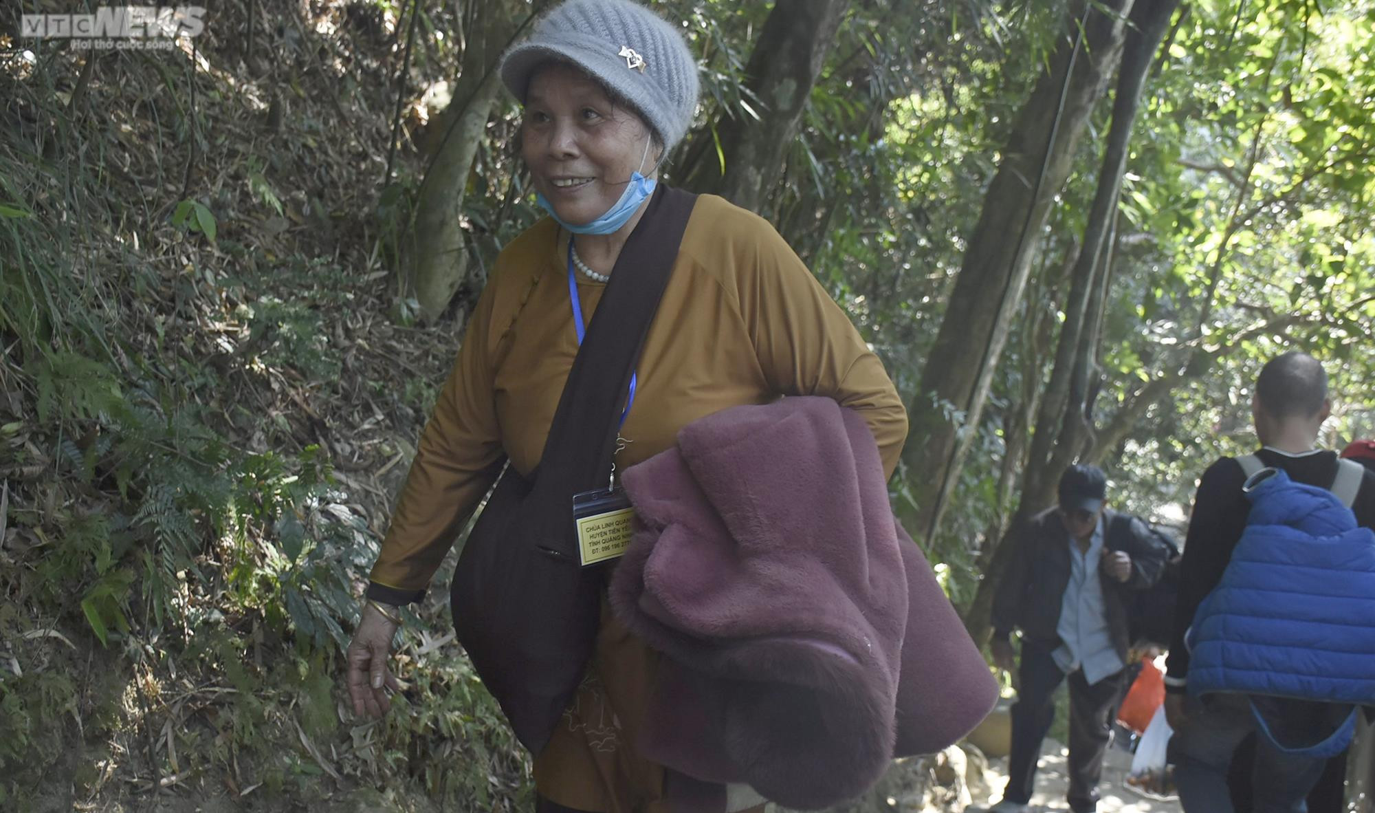 Những cụ bà còng lưng chống gậy lên chùa Đồng Yên Tử ngày khai hội - 7