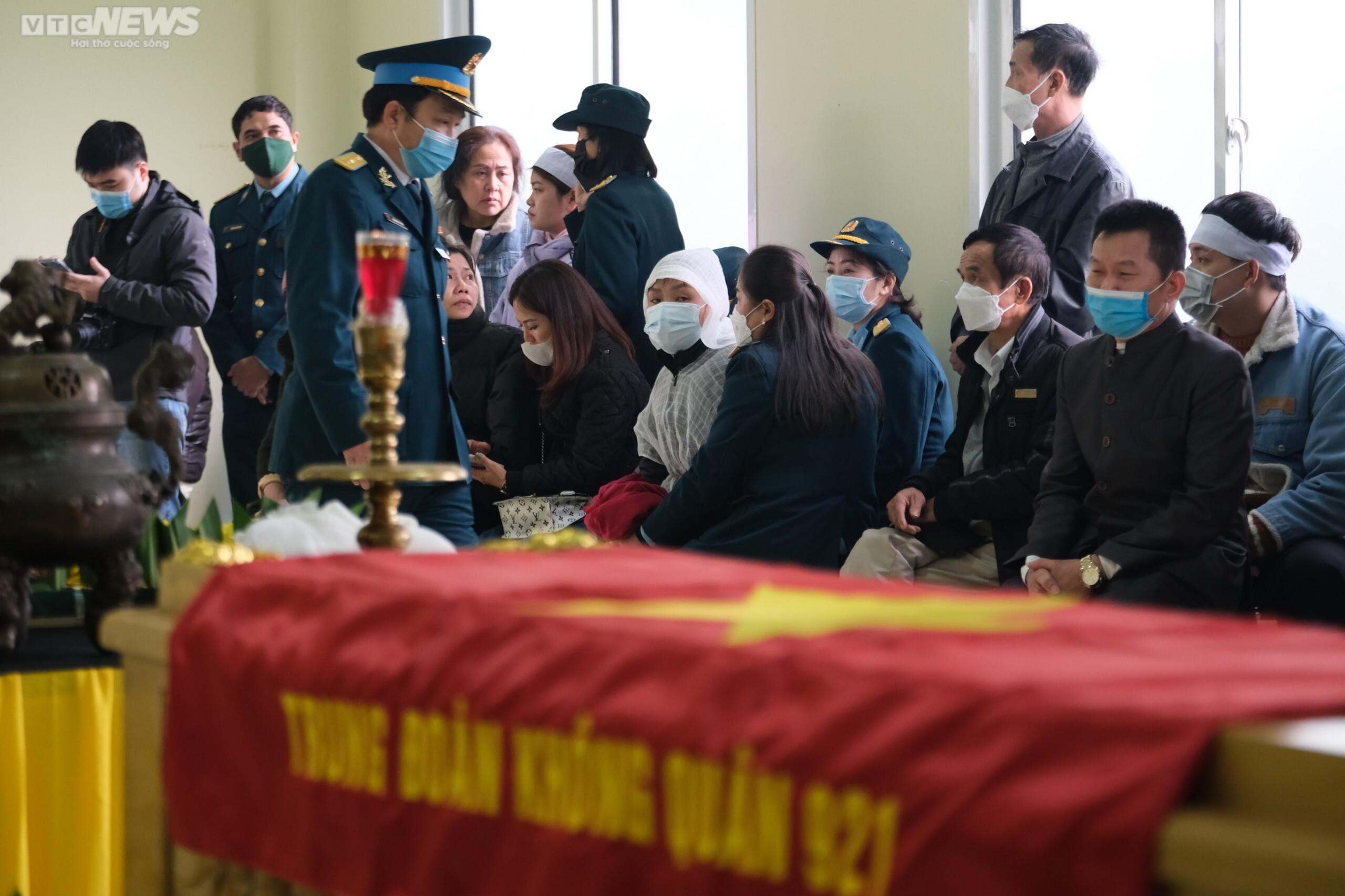 Người thân, đồng đội nghẹn ngào tiễn biệt Thiếu tá phi công Trần Ngọc Duy - 2