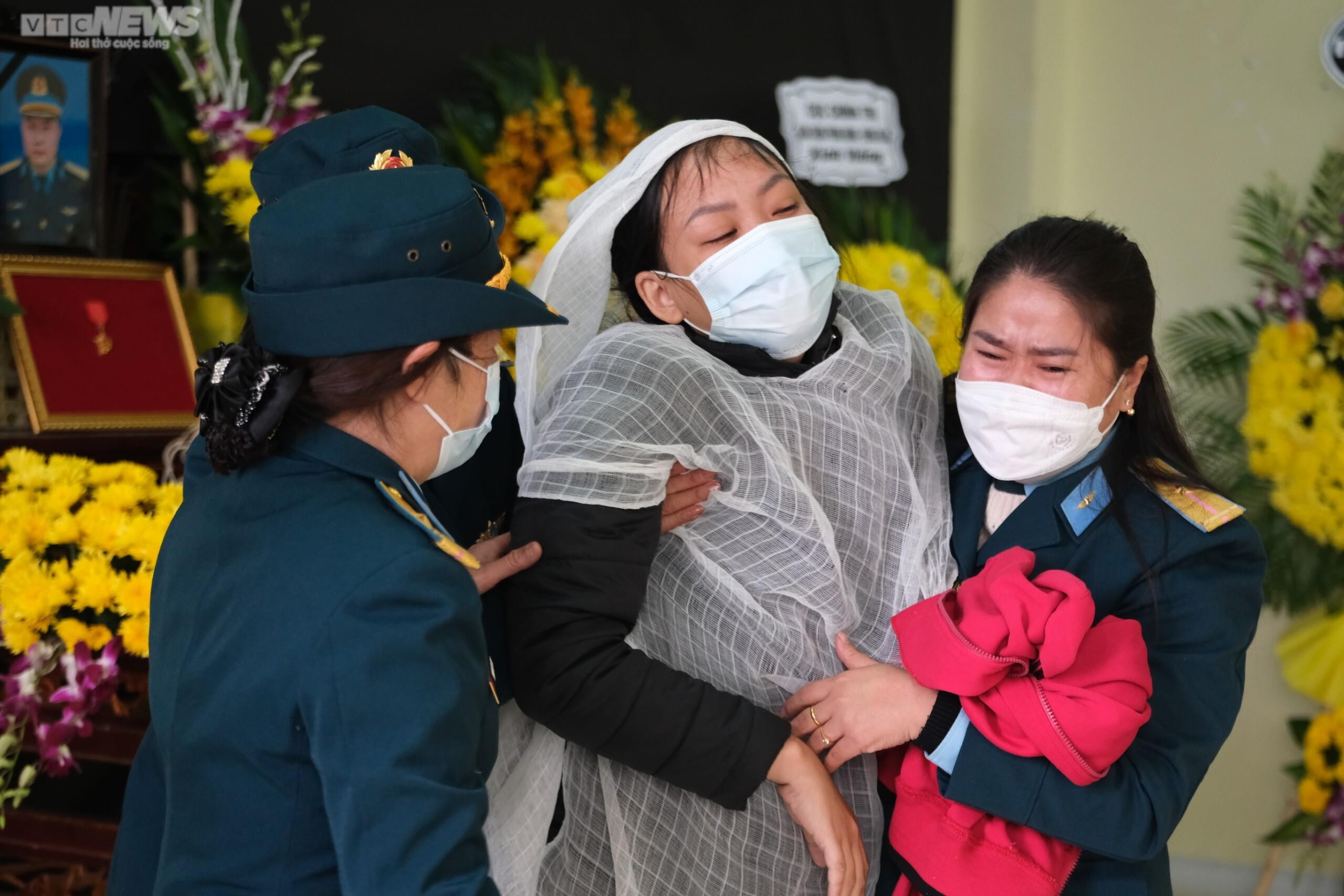 Người thân, đồng đội nghẹn ngào tiễn biệt Thiếu tá phi công Trần Ngọc Duy - 5