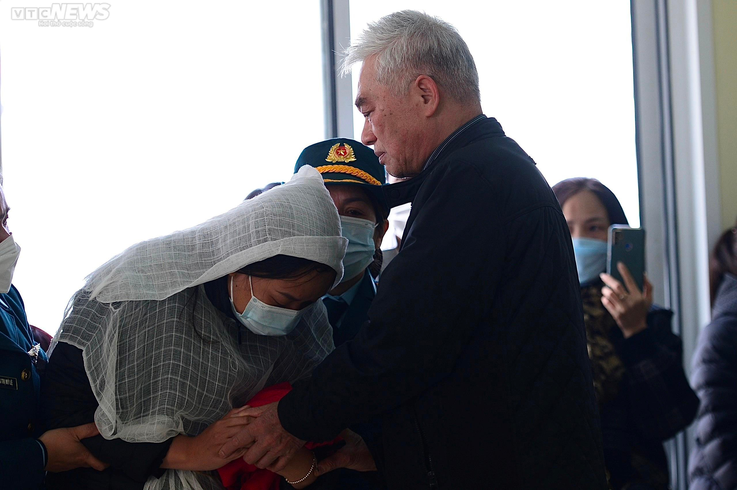 Người thân, đồng đội nghẹn ngào tiễn biệt Thiếu tá phi công Trần Ngọc Duy - 7