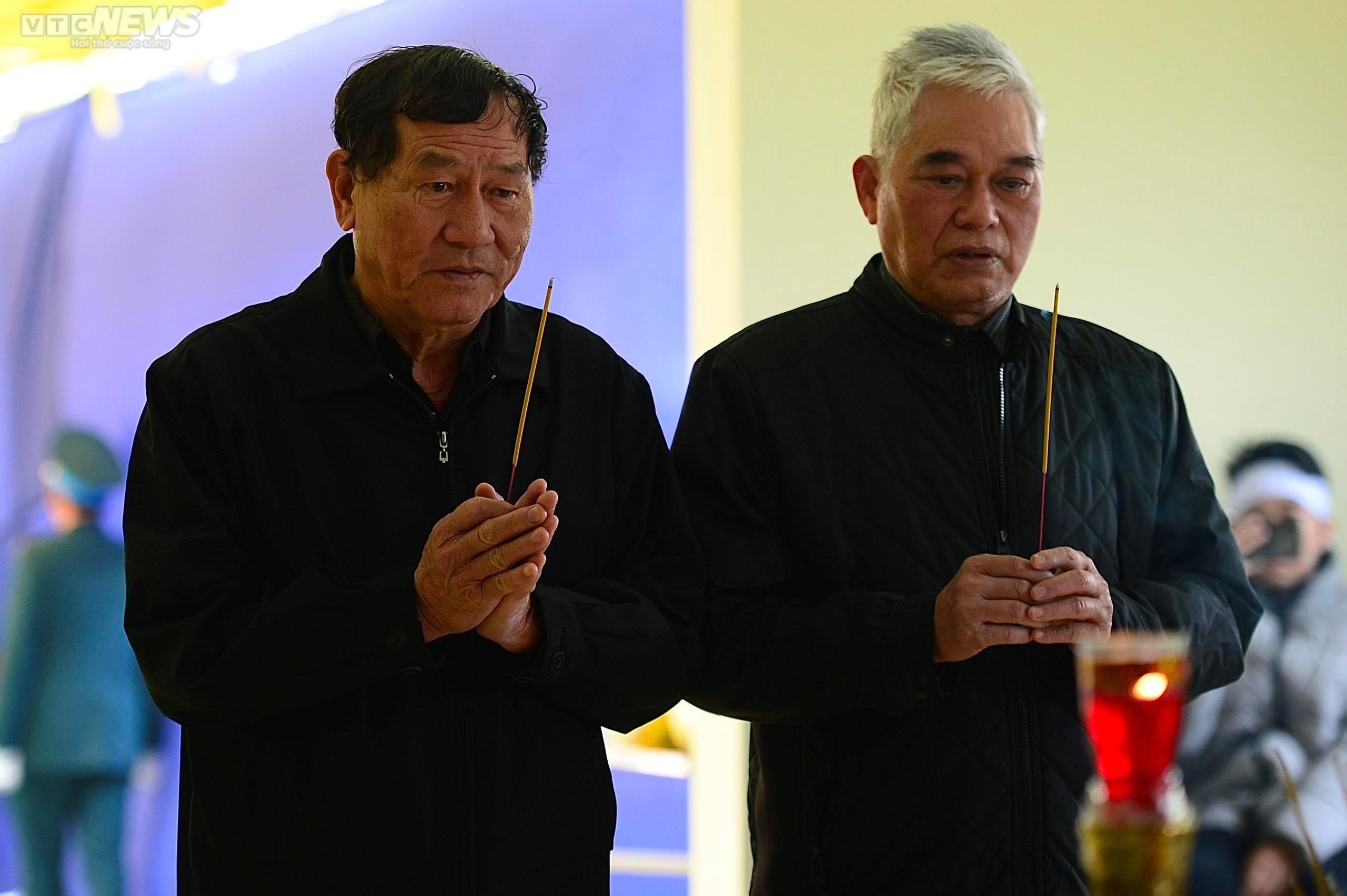 Người thân, đồng đội nghẹn ngào tiễn biệt Thiếu tá phi công Trần Ngọc Duy - 6