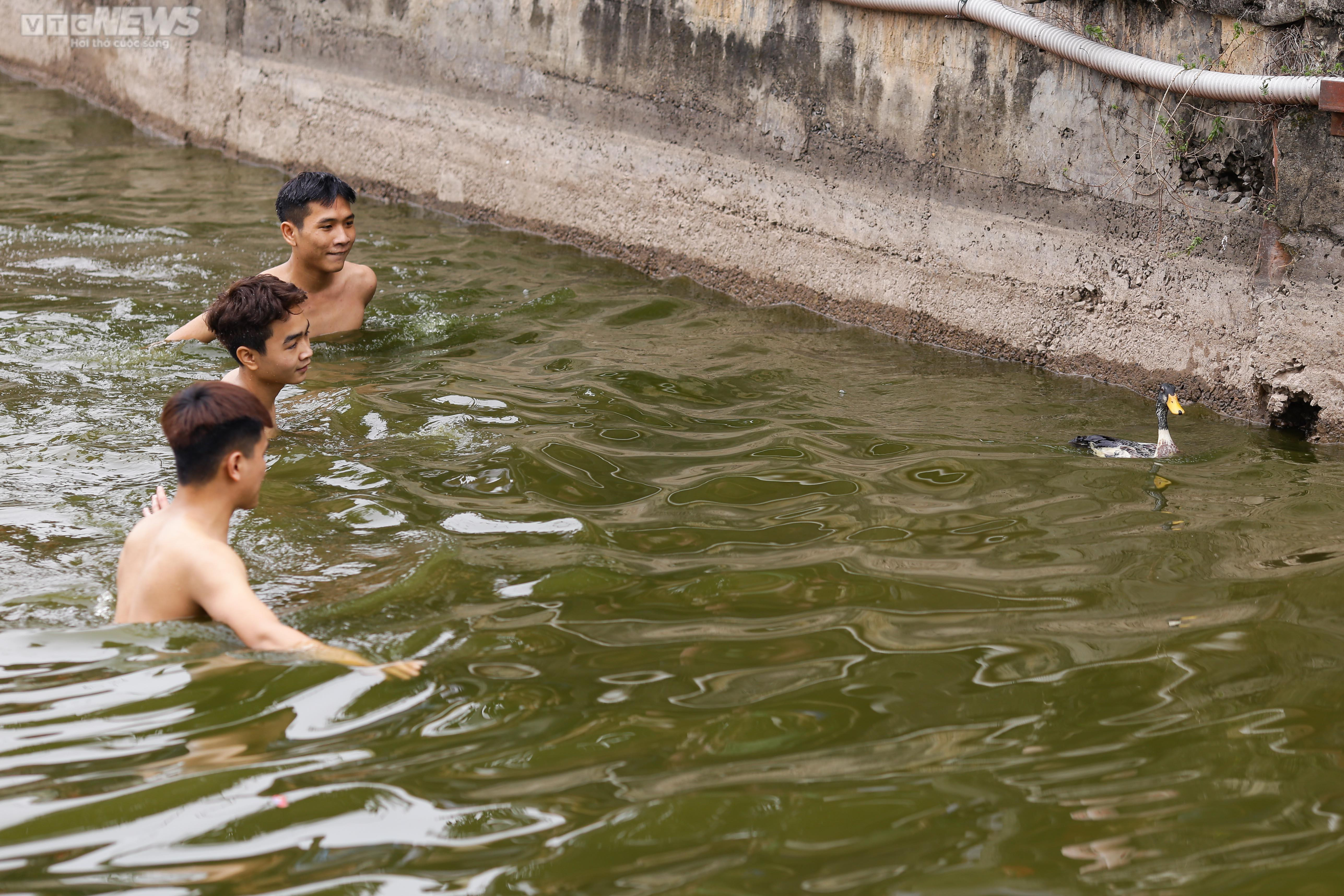 Hà Nội: Thanh niên đằm mình trong nước lạnh vây bắt vịt tại lễ hội xuân Lại Yên - 6