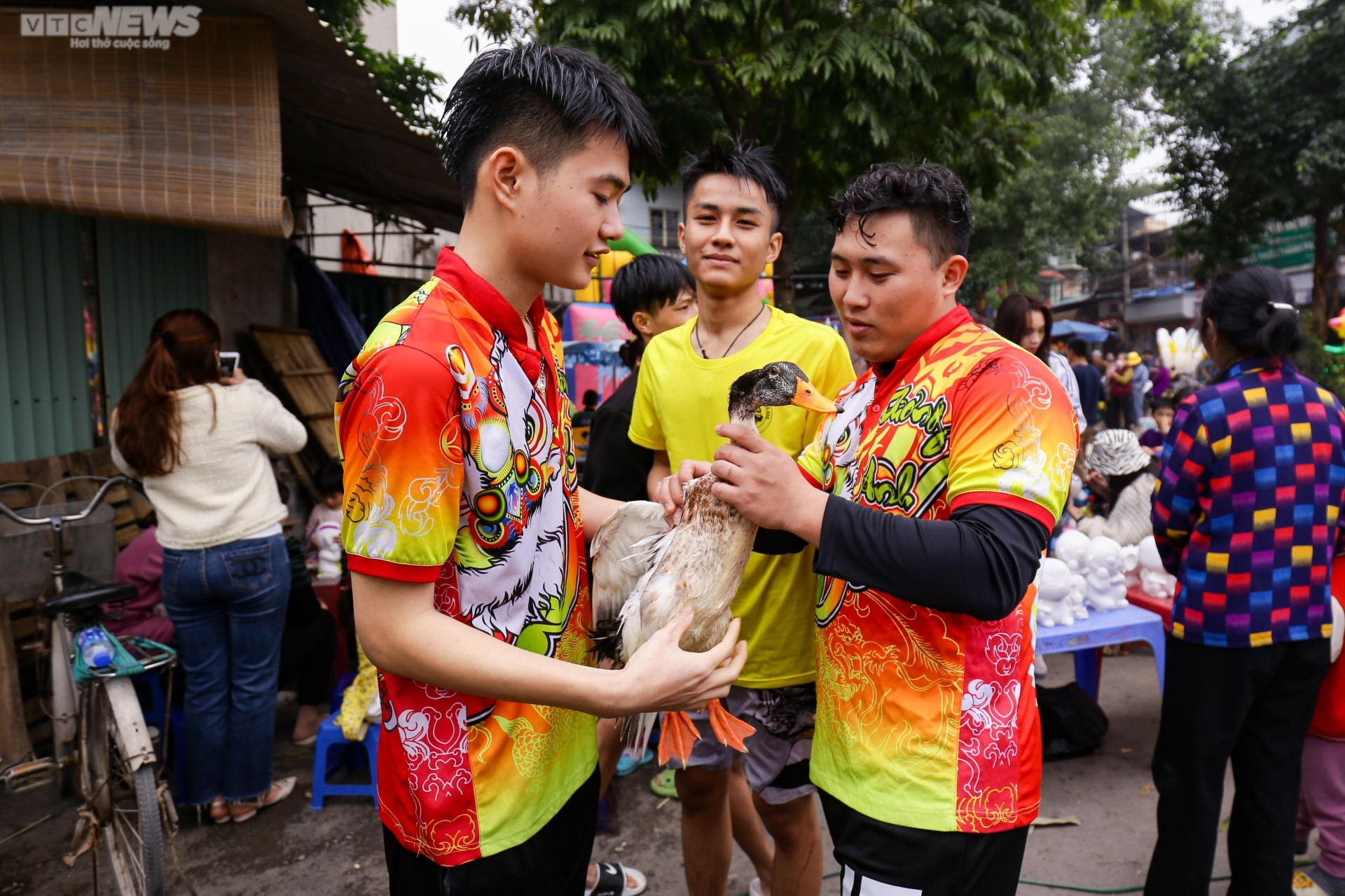 Hà Nội: Thanh niên đằm mình trong nước lạnh vây bắt vịt tại lễ hội xuân Lại Yên - 8