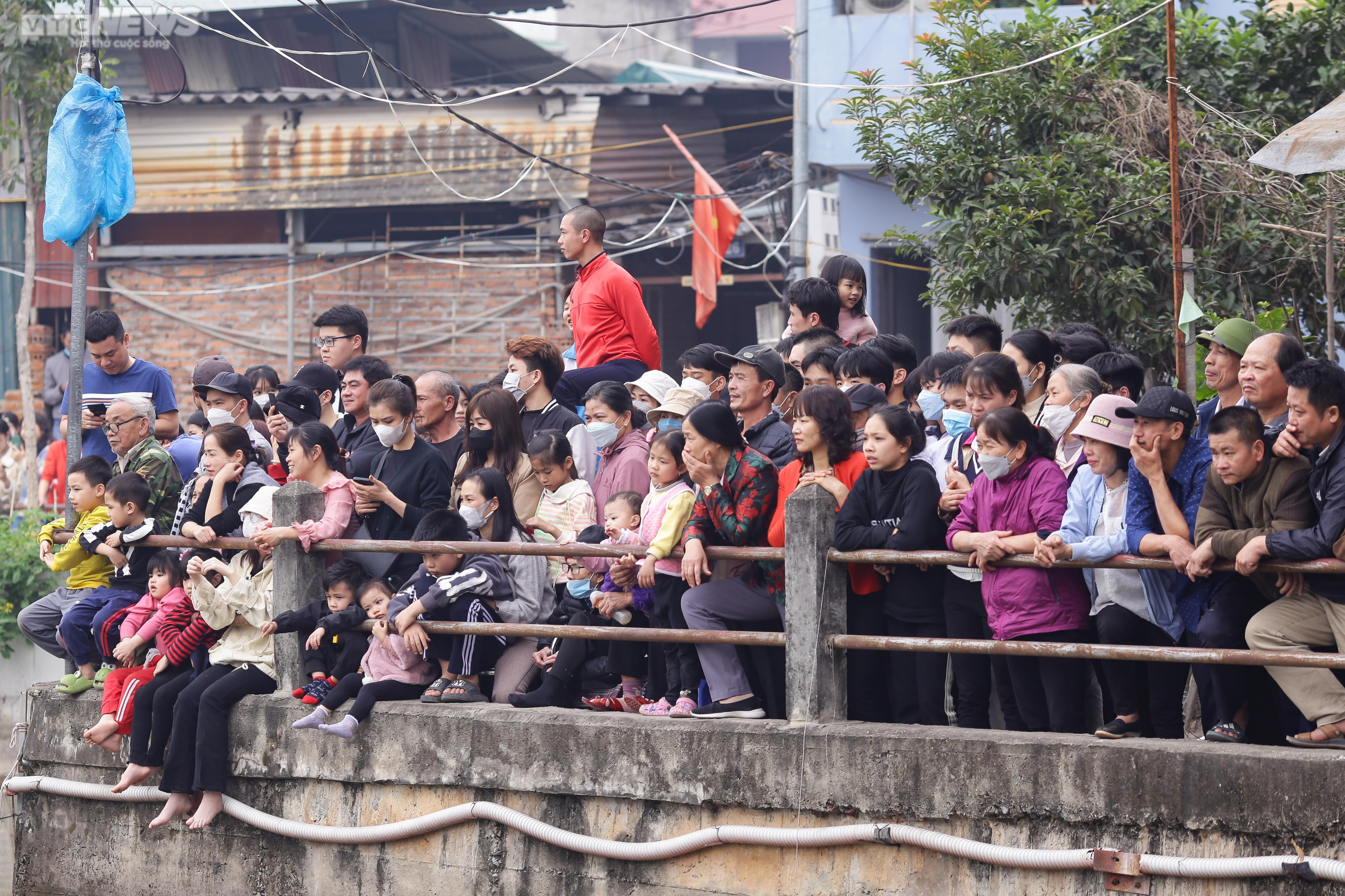 Hà Nội: Thanh niên đằm mình trong nước lạnh vây bắt vịt tại lễ hội xuân Lại Yên - 10