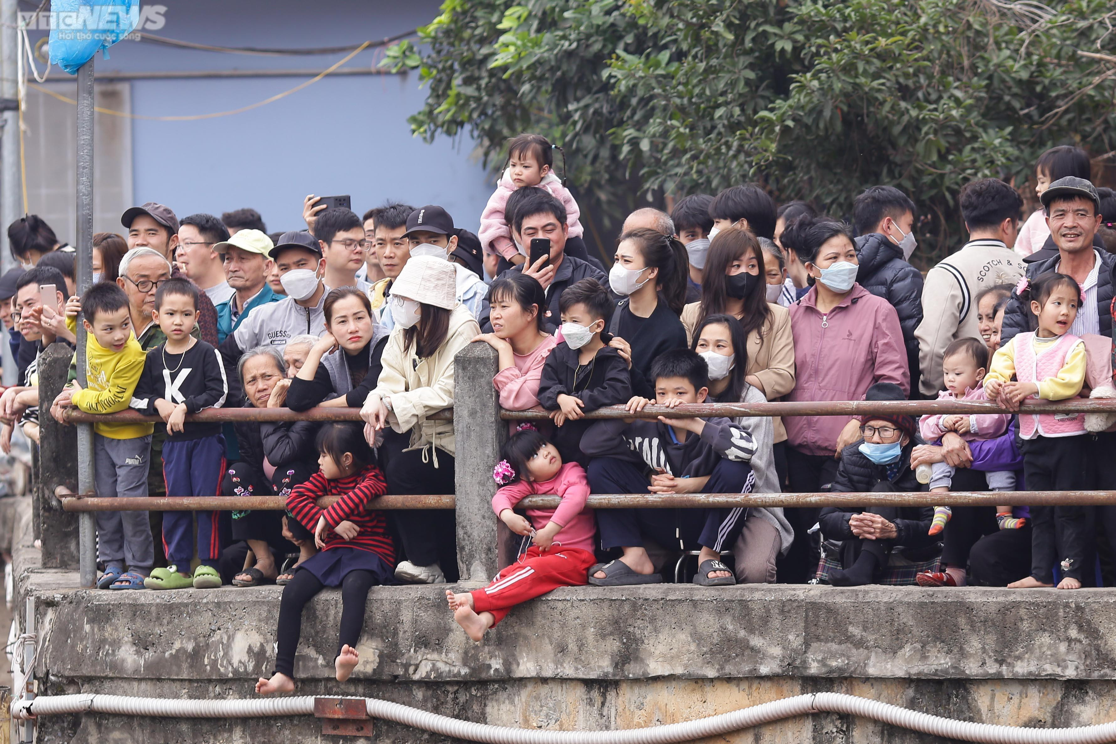 Hà Nội: Thanh niên đằm mình trong nước lạnh vây bắt vịt tại lễ hội xuân Lại Yên - 11