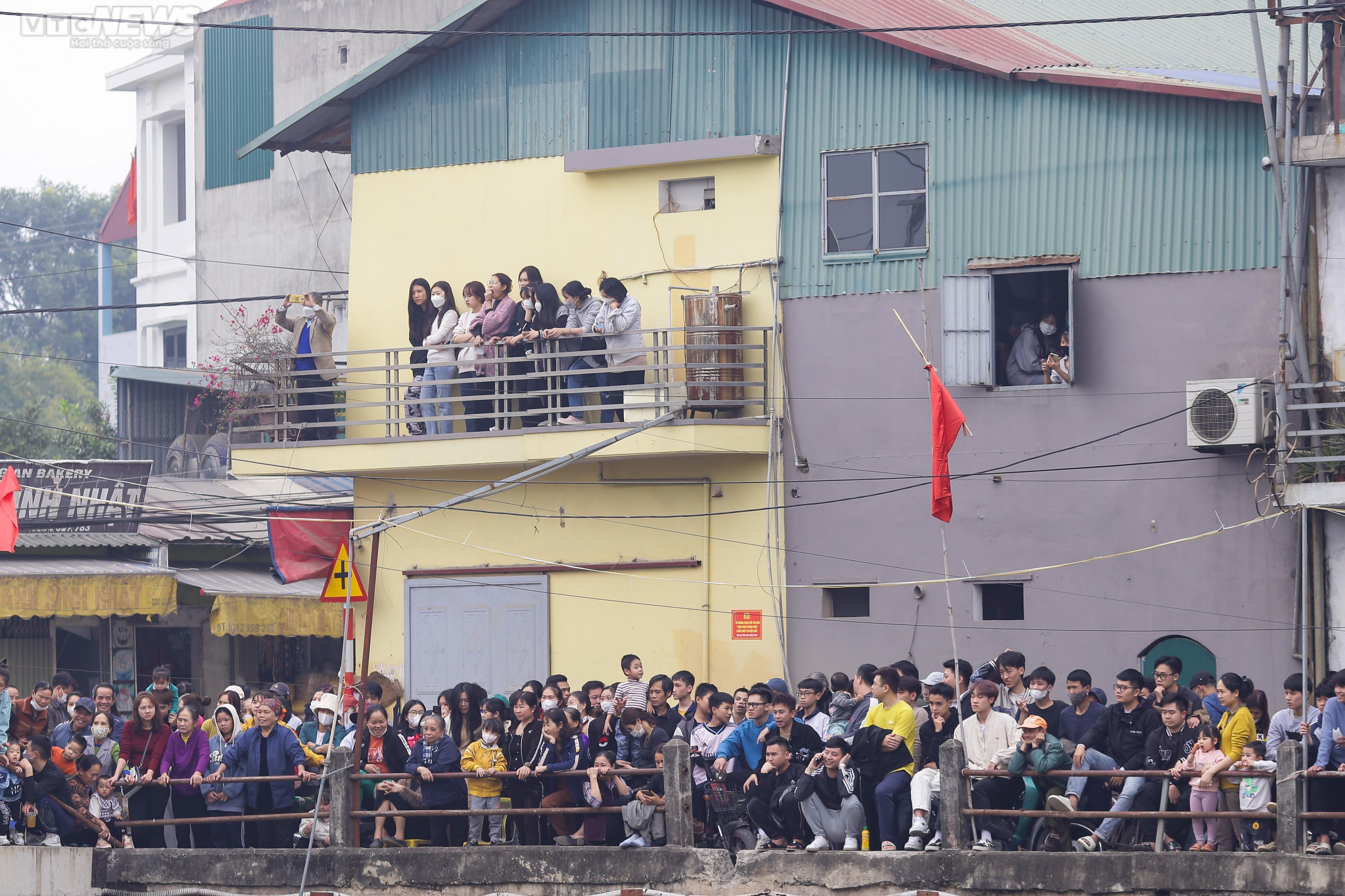 Hà Nội: Thanh niên đằm mình trong nước lạnh vây bắt vịt tại lễ hội xuân Lại Yên - 13