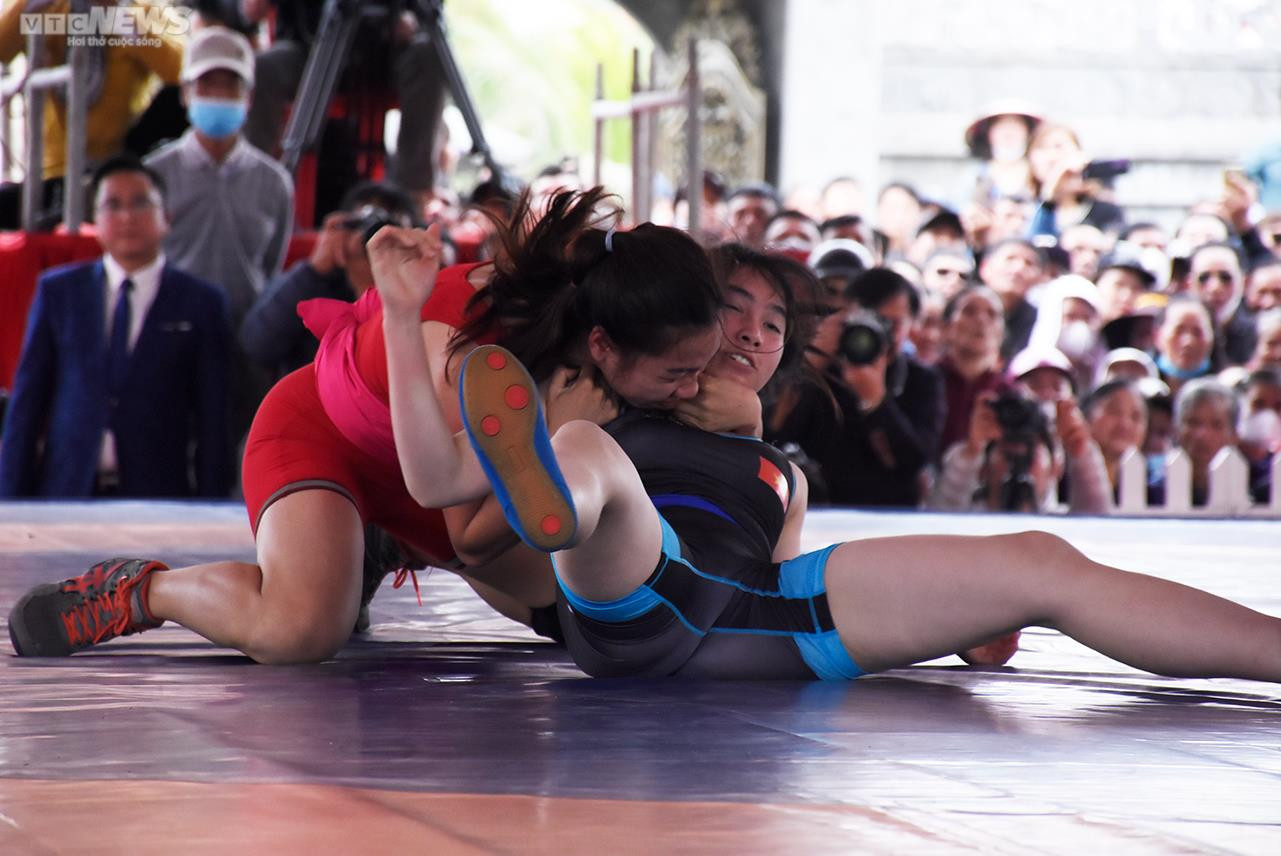 Về Hải Phòng xem các đô vật nữ ra đòn quật đối thủ 'lấm lưng, trắng bụng' - 10