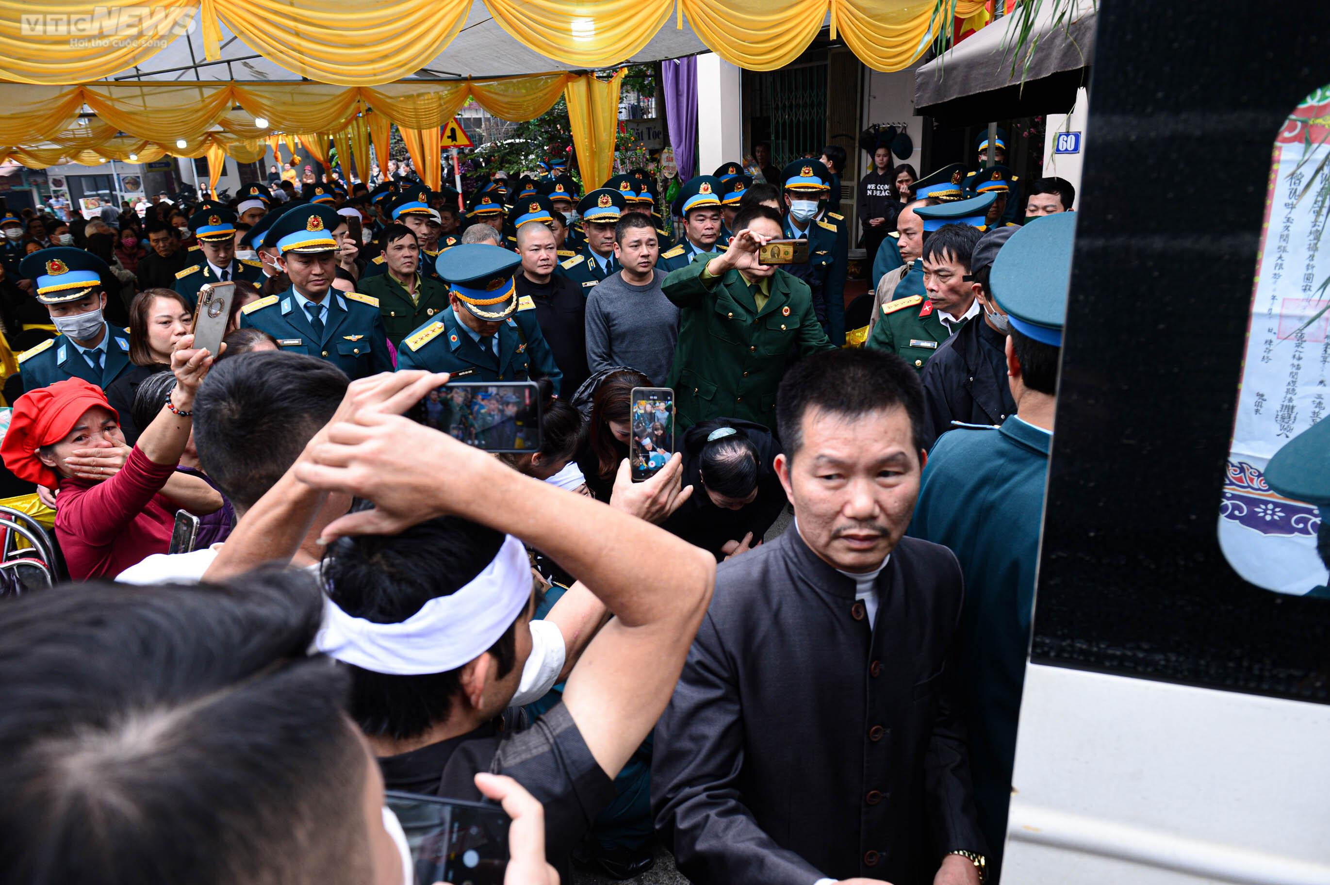 Xúc động tiễn biệt phi công Trần Ngọc Duy về nơi an nghỉ cuối cùng - 9