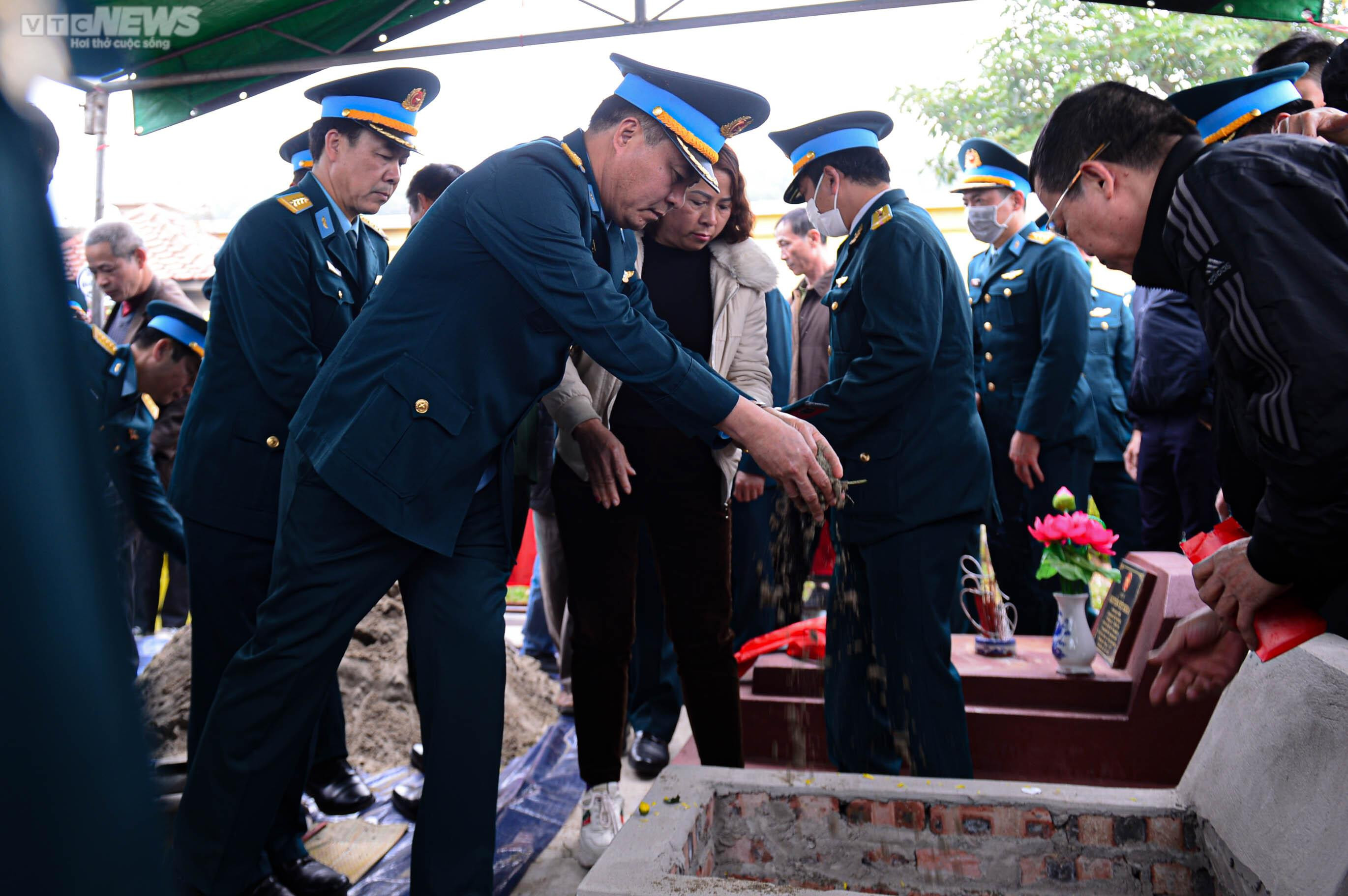 Xúc động tiễn biệt phi công Trần Ngọc Duy về nơi an nghỉ cuối cùng - 13