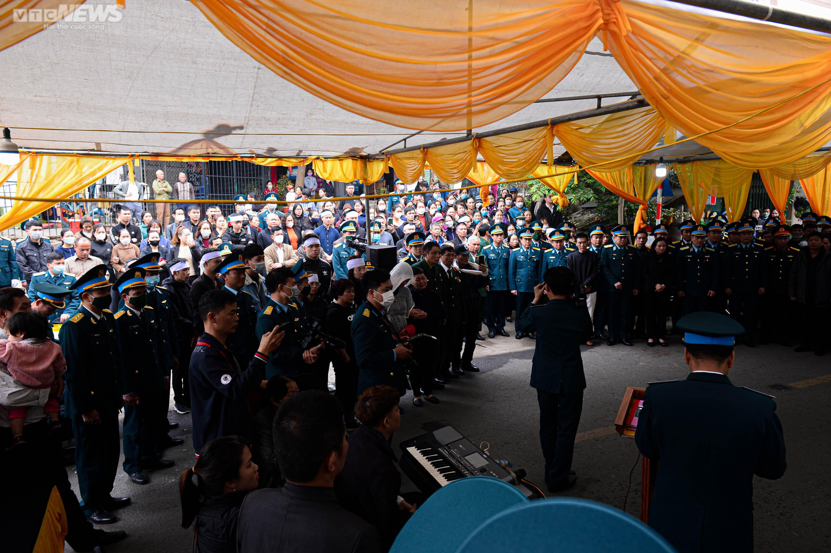 Xúc động tiễn biệt phi công Trần Ngọc Duy về nơi an nghỉ cuối cùng - 2