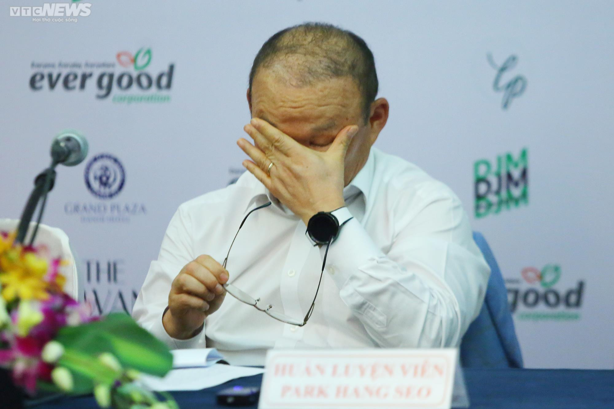 HLV Park Hang Seo rưng rưng nước mắt, cúi chào cảm ơn người hâm mộ Việt Nam - 3