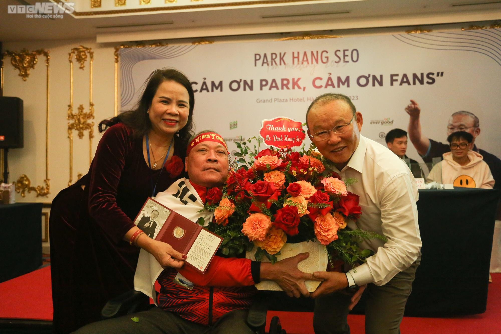 HLV Park Hang Seo rưng rưng nước mắt, cúi chào cảm ơn người hâm mộ Việt Nam - 11