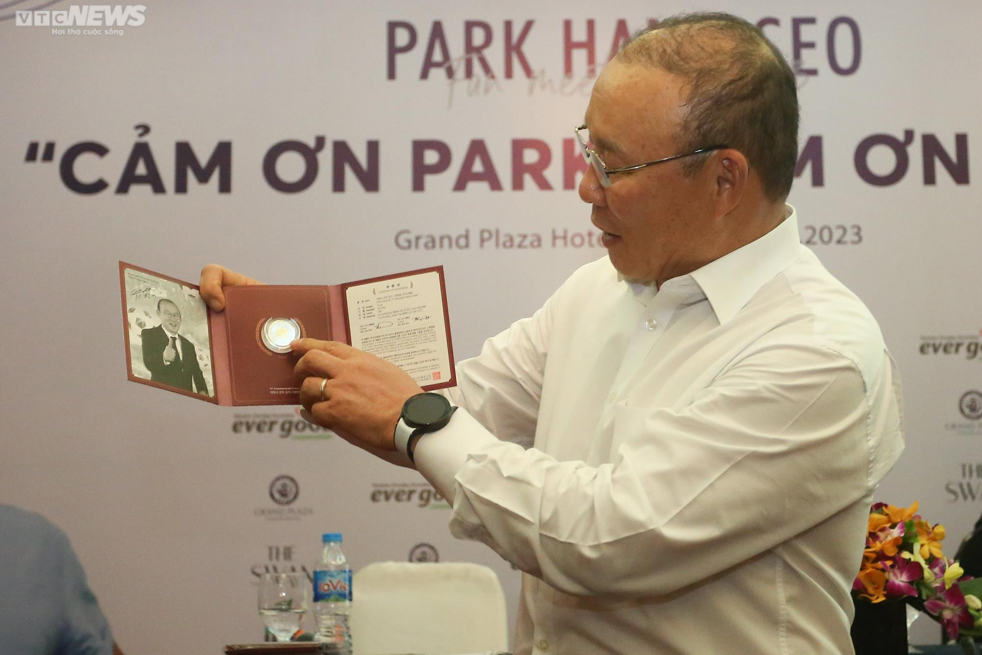 HLV Park Hang Seo rưng rưng nước mắt, cúi chào cảm ơn người hâm mộ Việt Nam - 13