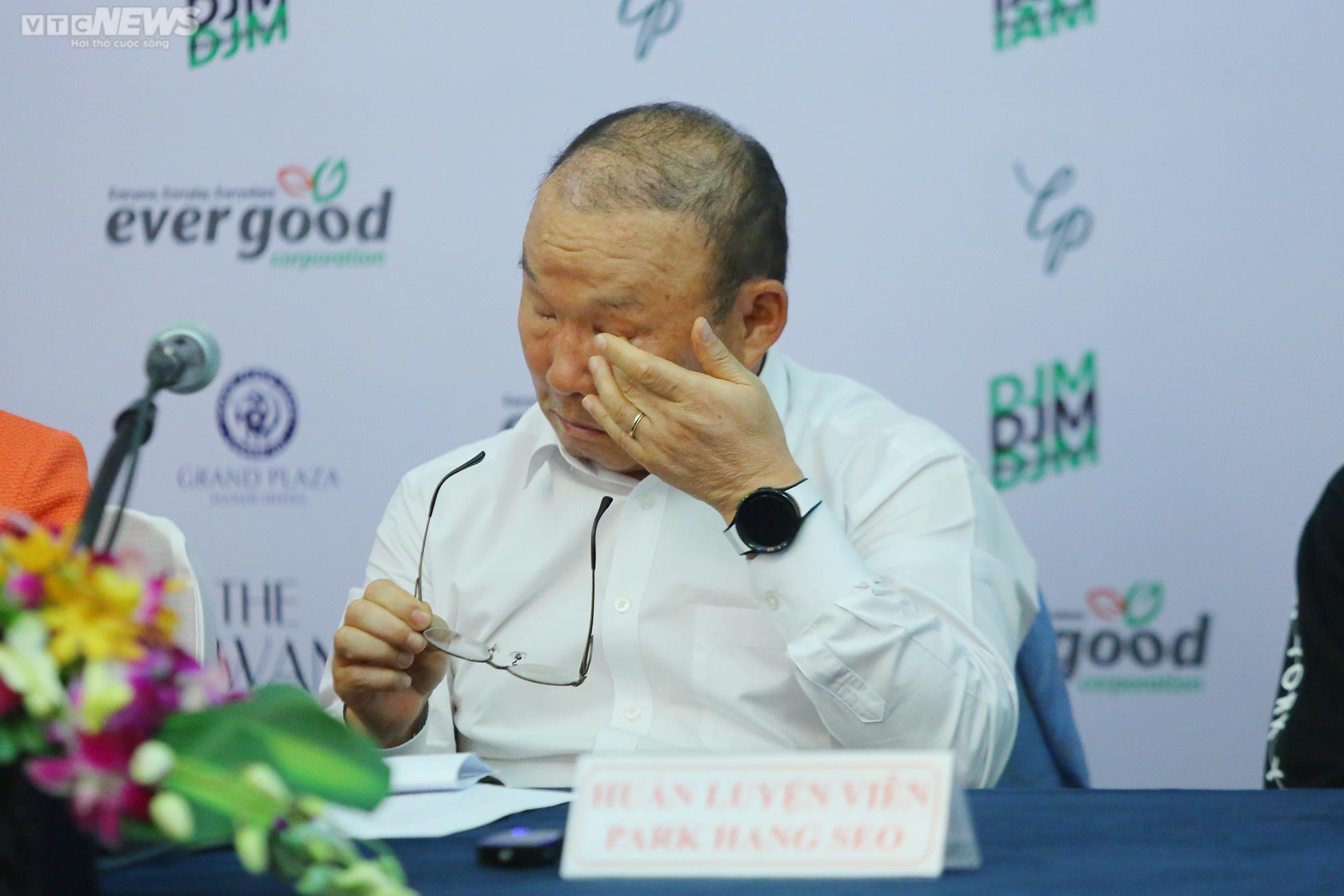 HLV Park Hang Seo rưng rưng nước mắt, cúi chào cảm ơn người hâm mộ Việt Nam - 4