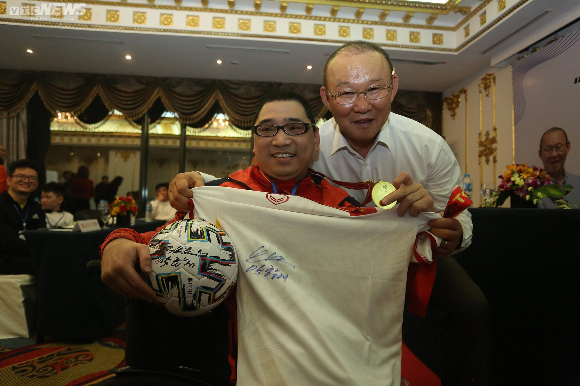 HLV Park Hang Seo rưng rưng nước mắt, cúi chào cảm ơn người hâm mộ Việt Nam - 12