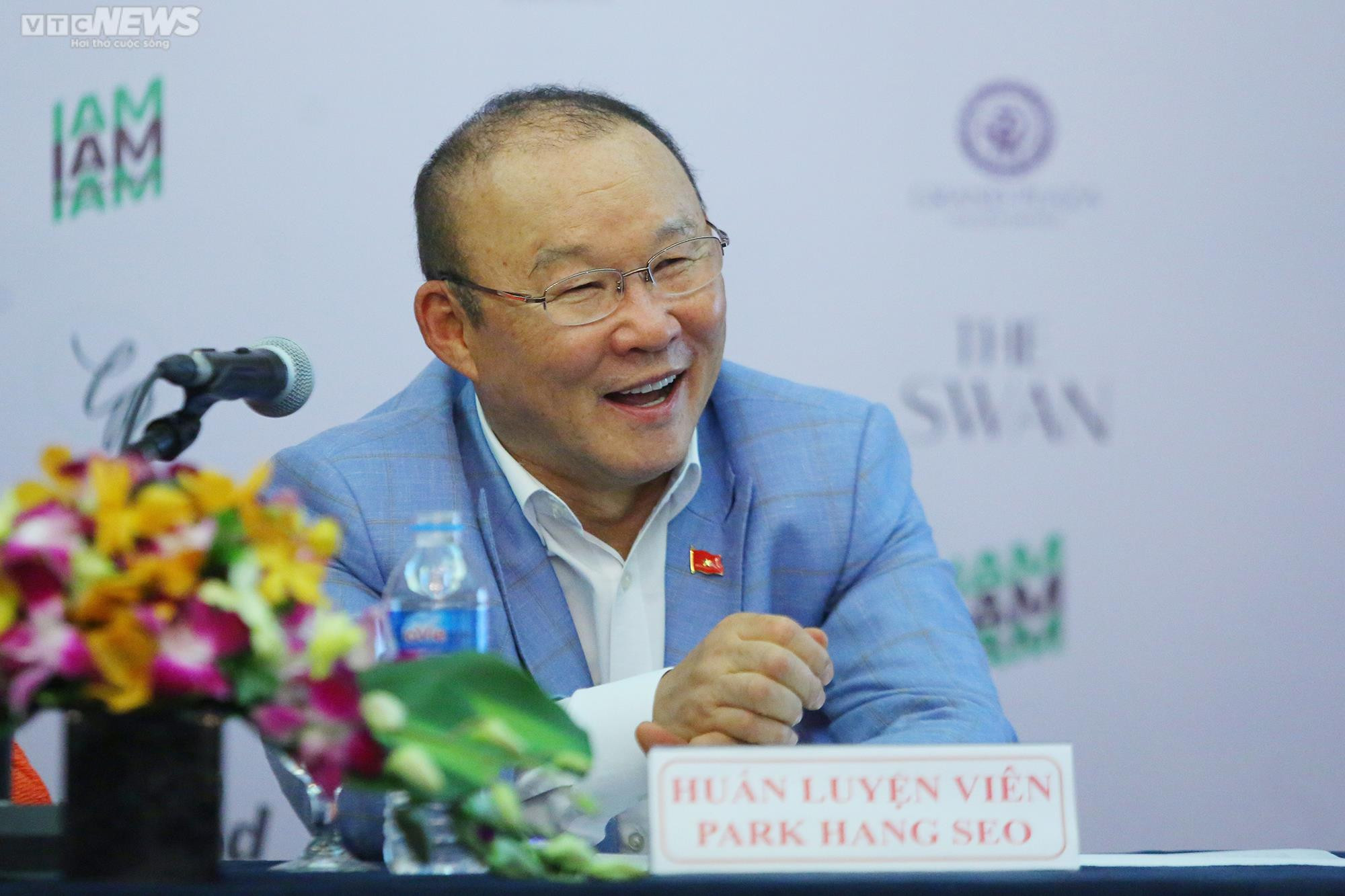 HLV Park Hang Seo rưng rưng nước mắt, cúi chào cảm ơn người hâm mộ Việt Nam - 5