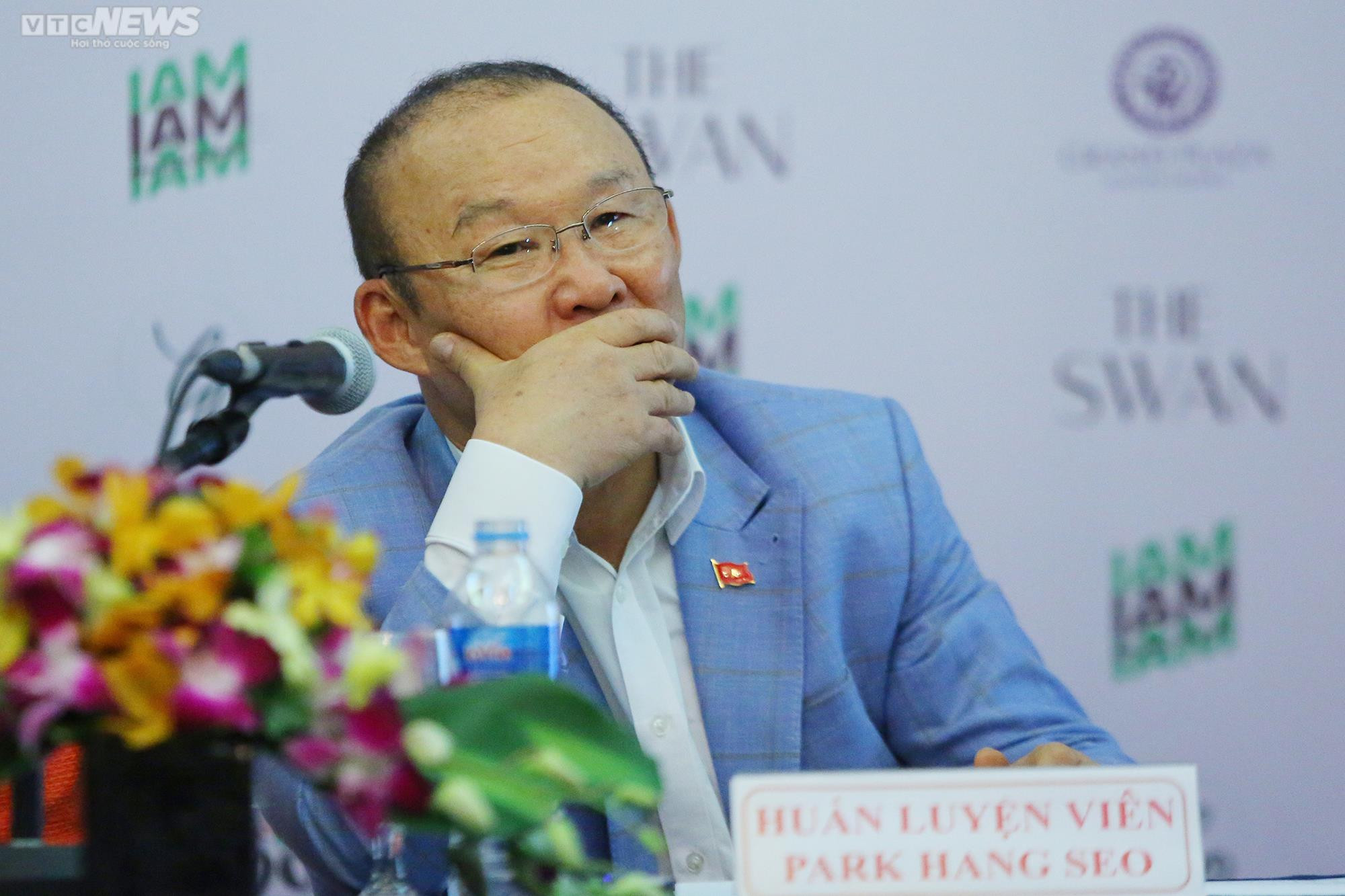 HLV Park Hang Seo rưng rưng nước mắt, cúi chào cảm ơn người hâm mộ Việt Nam - 6