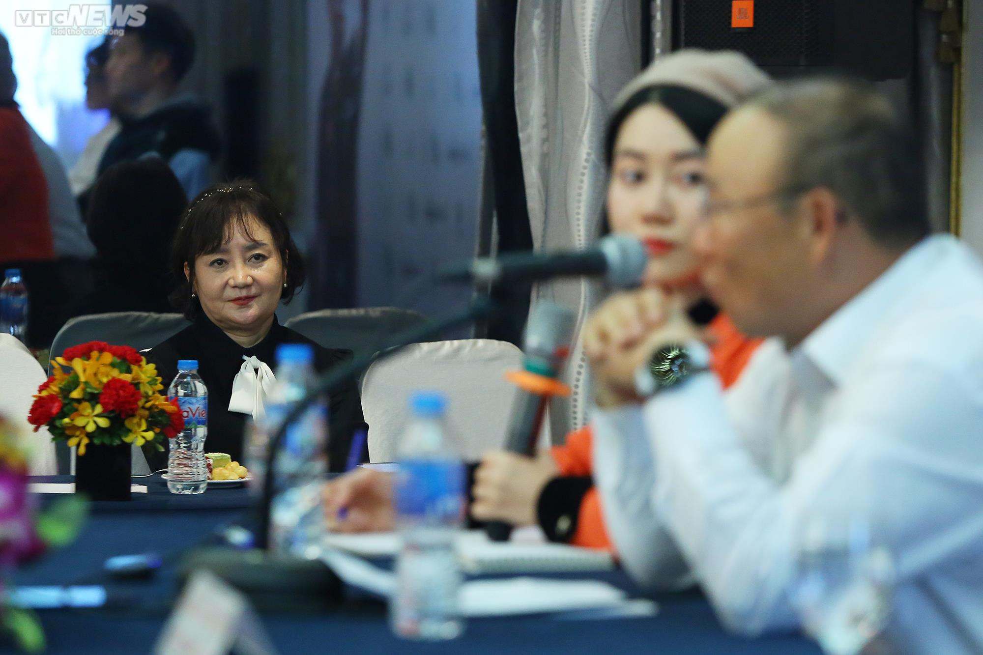 HLV Park Hang Seo rưng rưng nước mắt, cúi chào cảm ơn người hâm mộ Việt Nam - 8