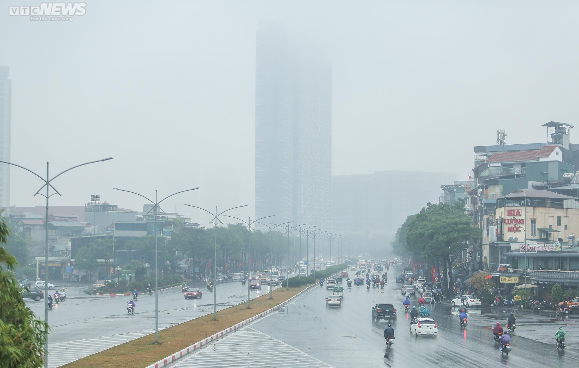 Hà Nội chìm trong mưa phùn, sương mờ đặc quánh từ sáng đến trưa - 3