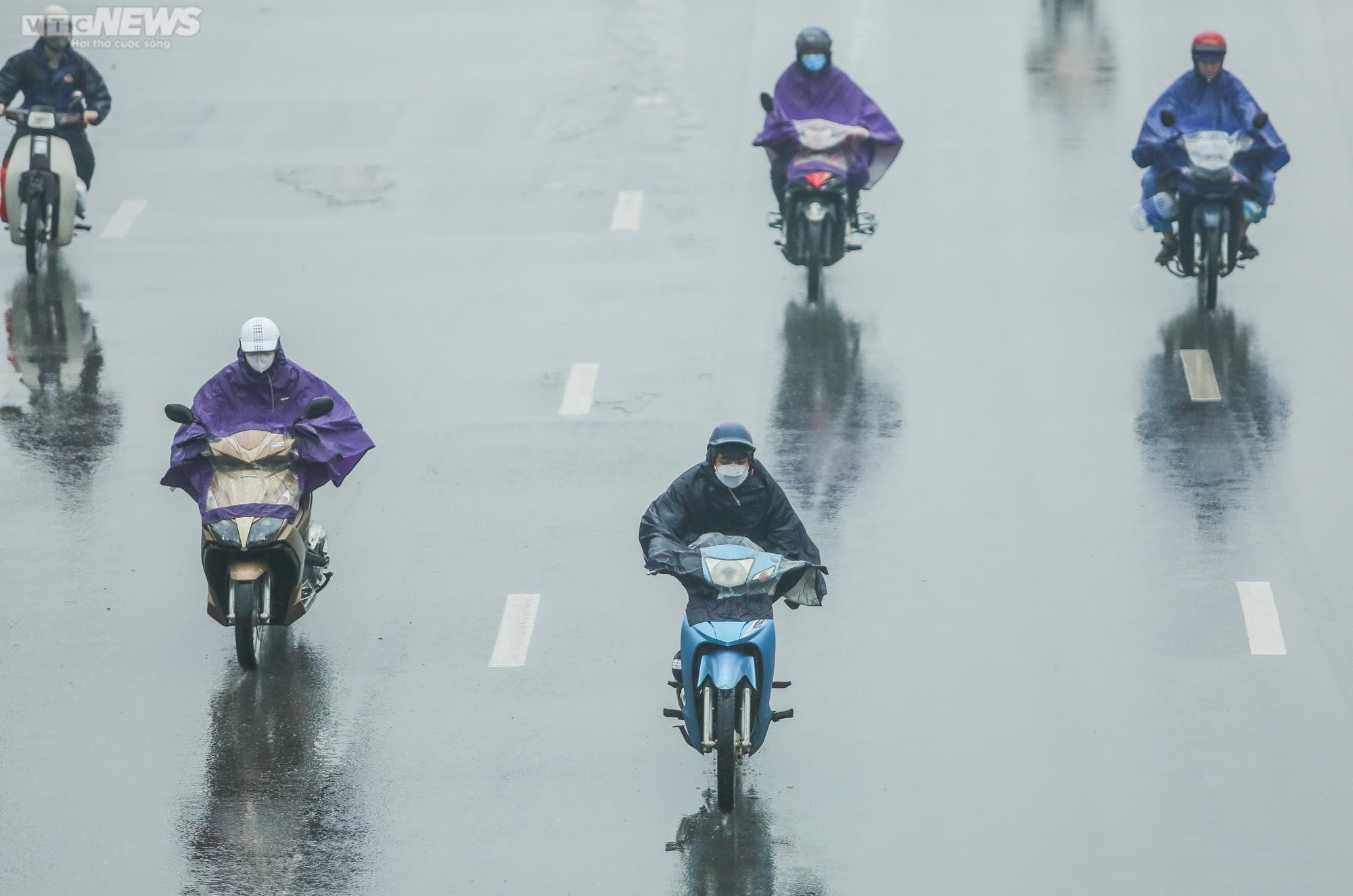 Hà Nội chìm trong mưa phùn, sương mờ đặc quánh từ sáng đến trưa - 7