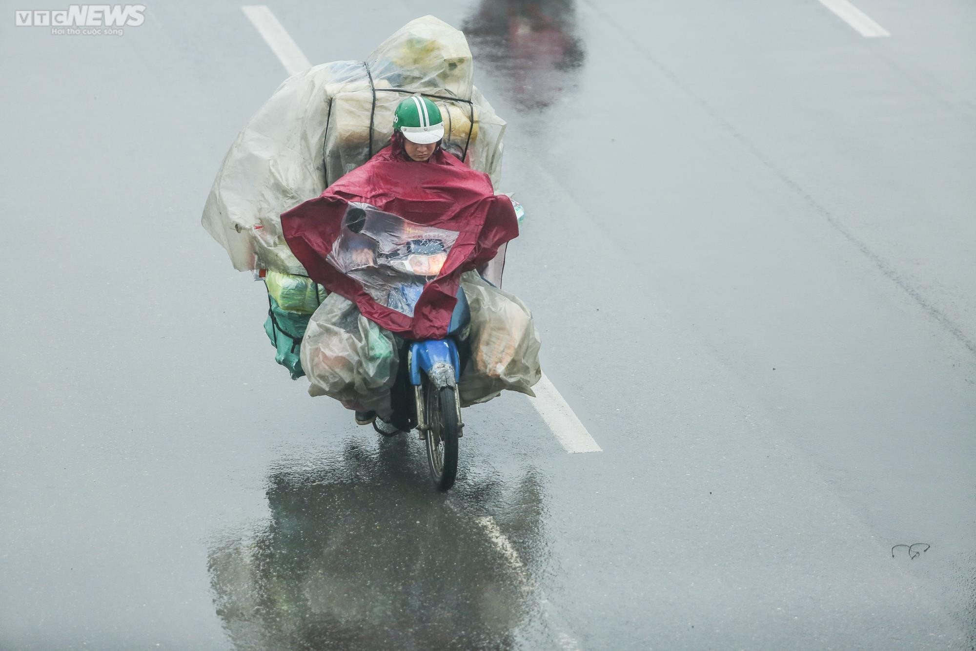 Hà Nội chìm trong mưa phùn, sương mờ đặc quánh từ sáng đến trưa - 9