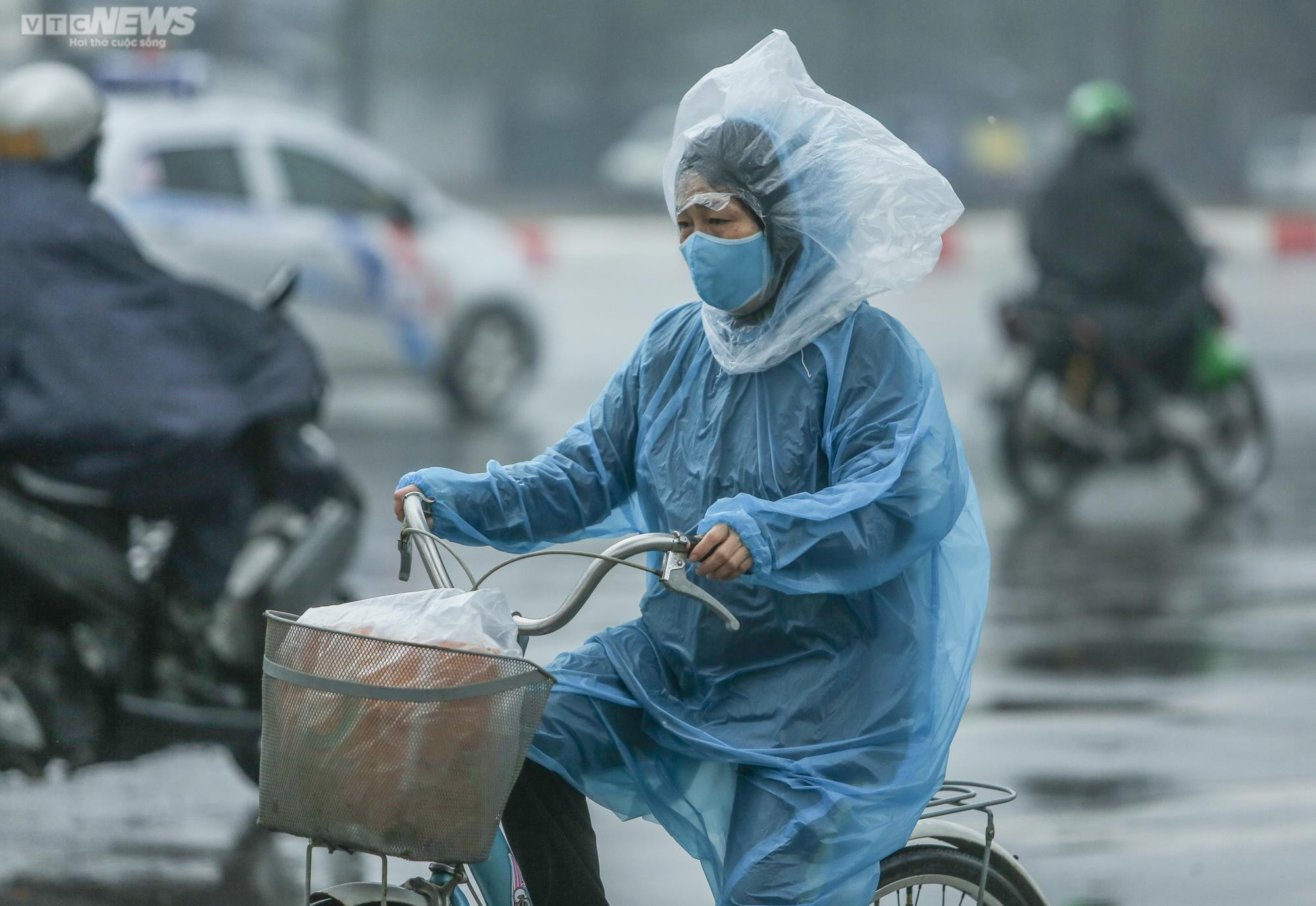 Hà Nội chìm trong mưa phùn, sương mờ đặc quánh từ sáng đến trưa - 8