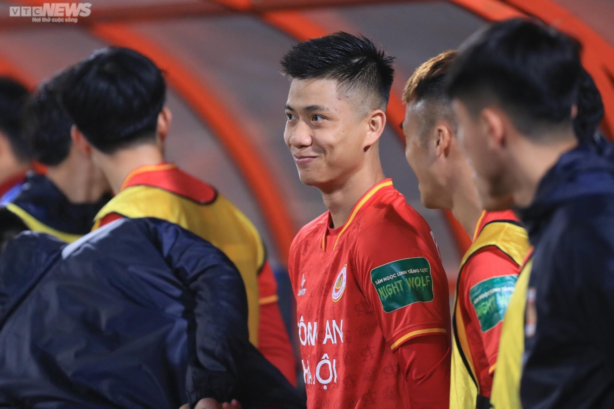 Văn Thanh, Văn Hậu ra mắt tưng bừng trong màu áo CLB Công an Hà Nội - 8