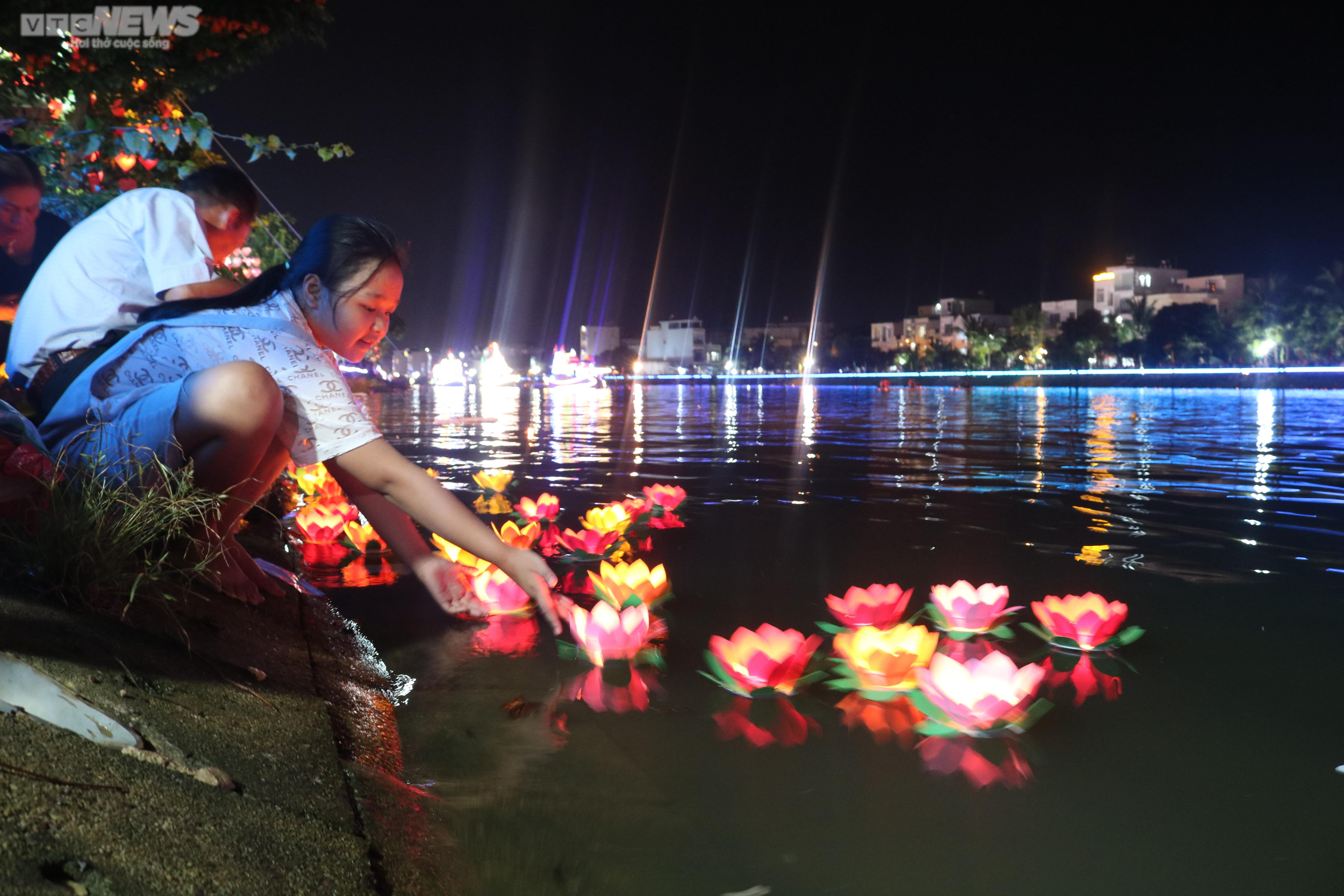 Bình Định: Lung linh đêm thuyền hoa trên sông Hà Thanh - 5