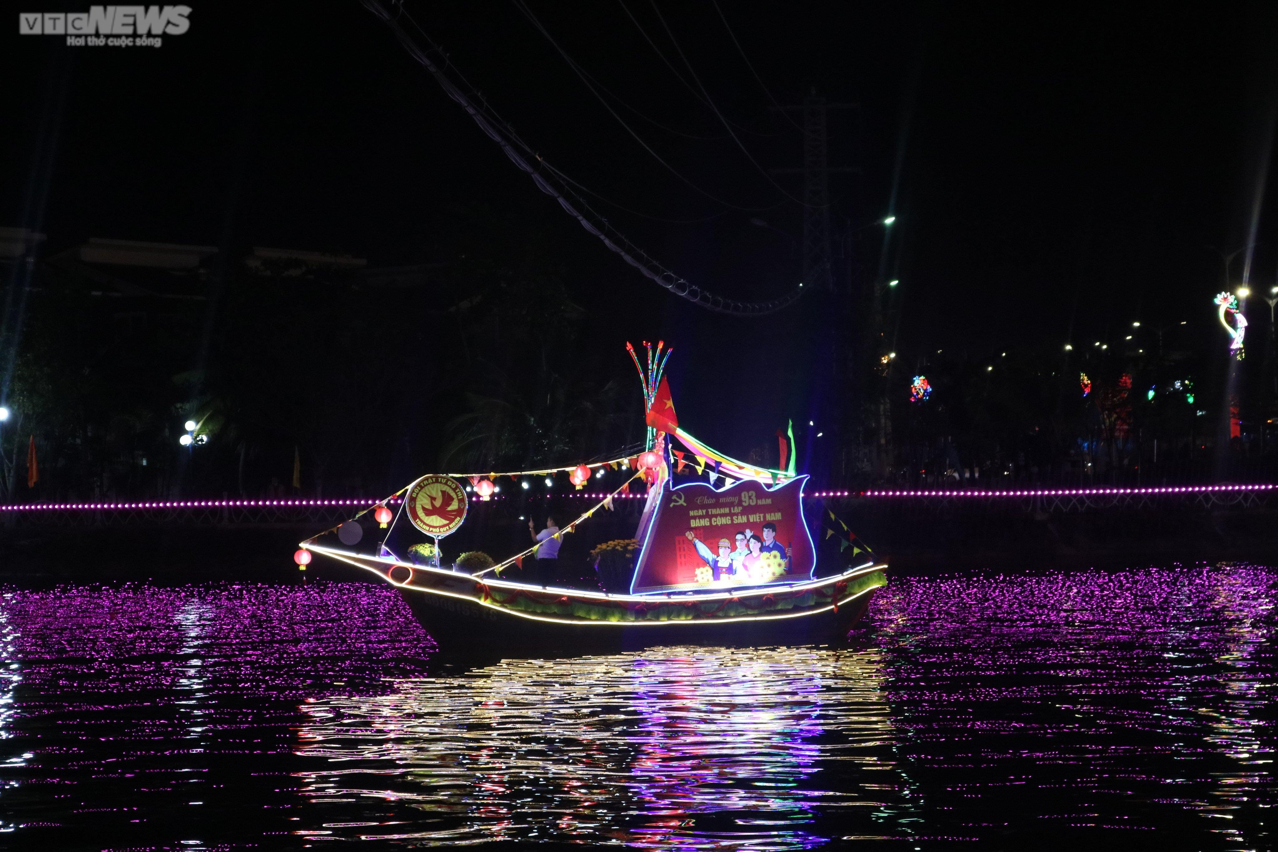 Bình Định: Lung linh đêm thuyền hoa trên sông Hà Thanh - 3