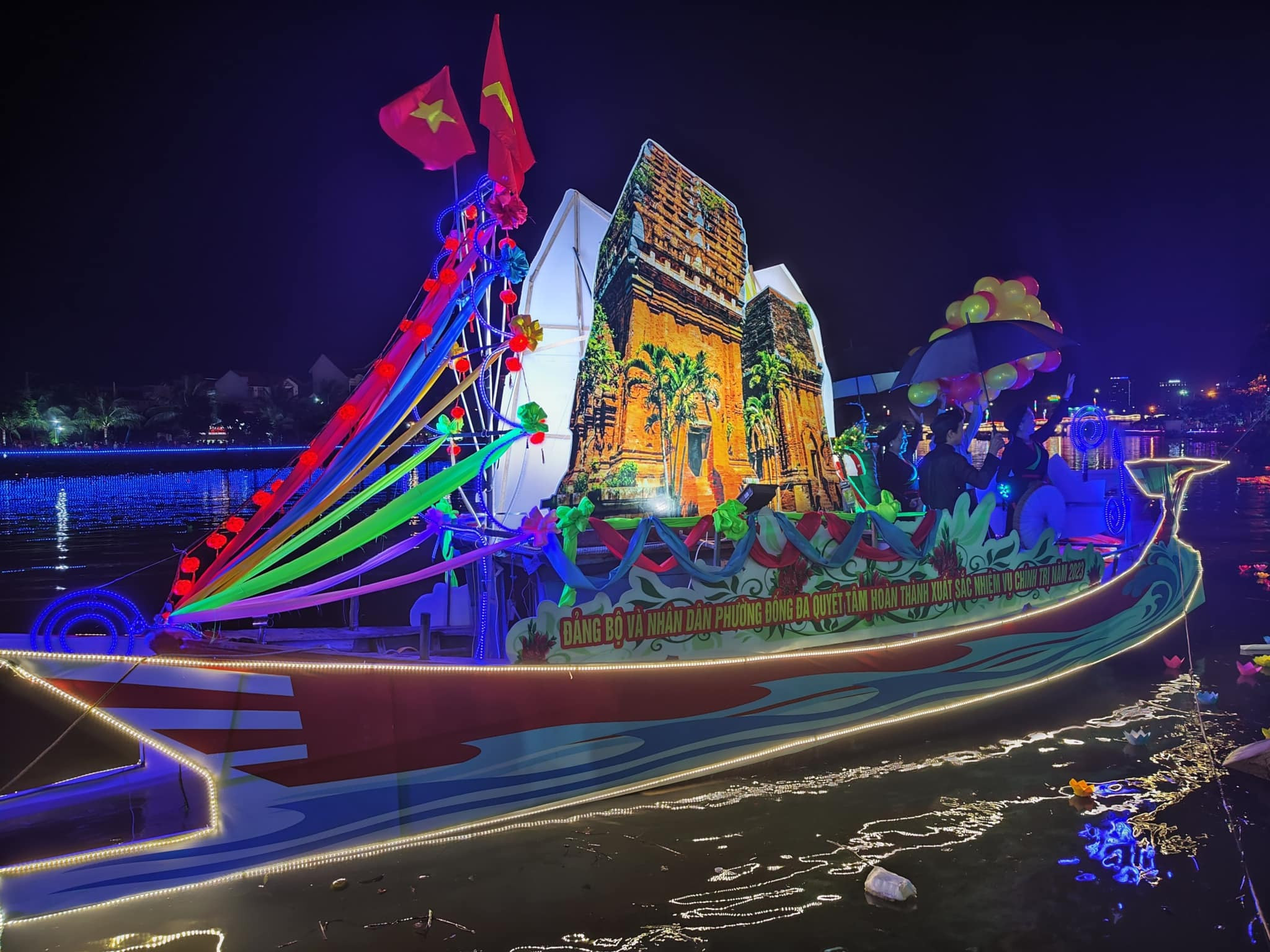 Bình Định: Lung linh đêm thuyền hoa trên sông Hà Thanh - 4