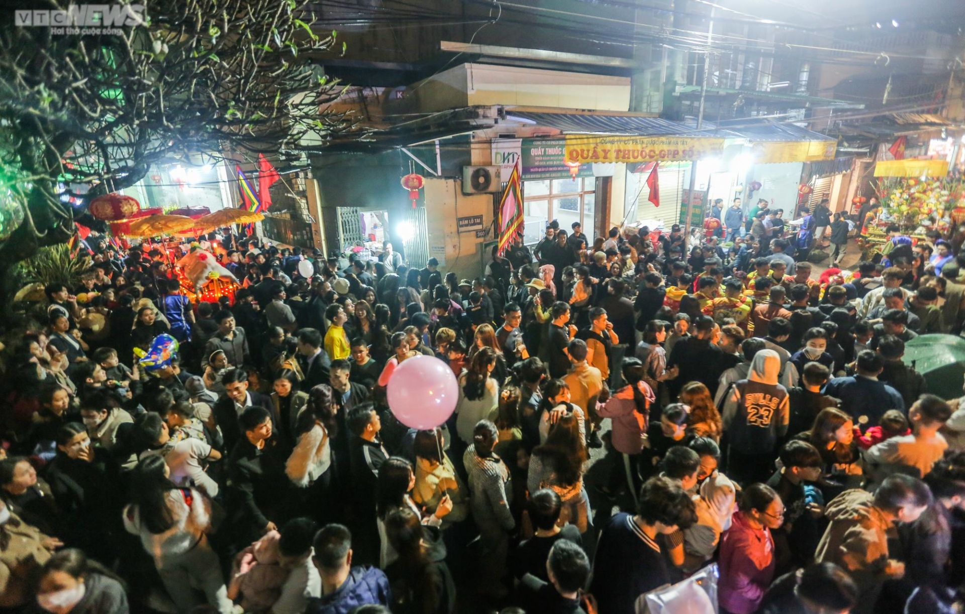 Hàng nghìn người xuyên đêm xem 17 ‘ông lợn’ được rước bằng kiệu hoa - 7