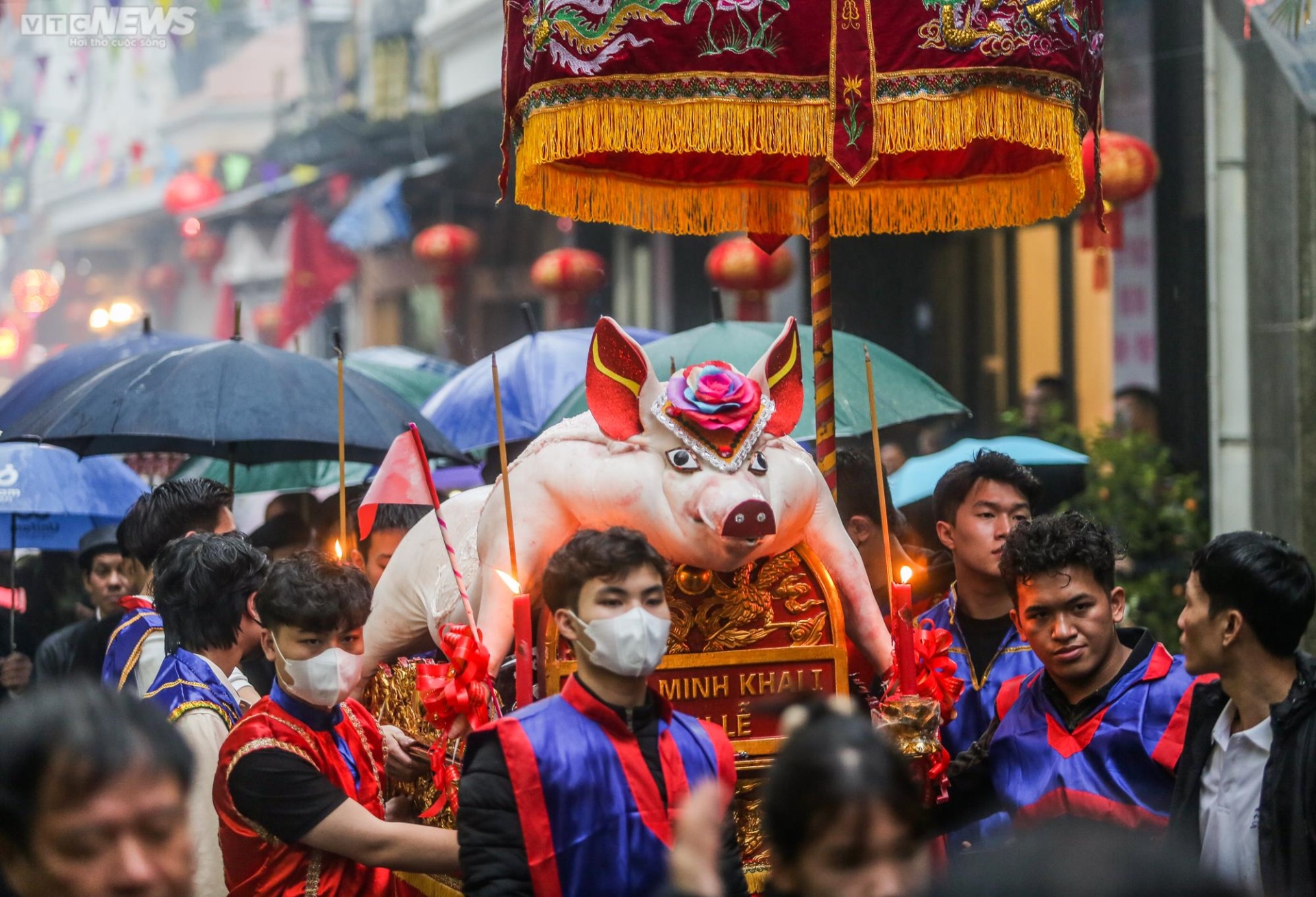 Hàng nghìn người xuyên đêm xem 17 ‘ông lợn’ được rước bằng kiệu hoa - 2