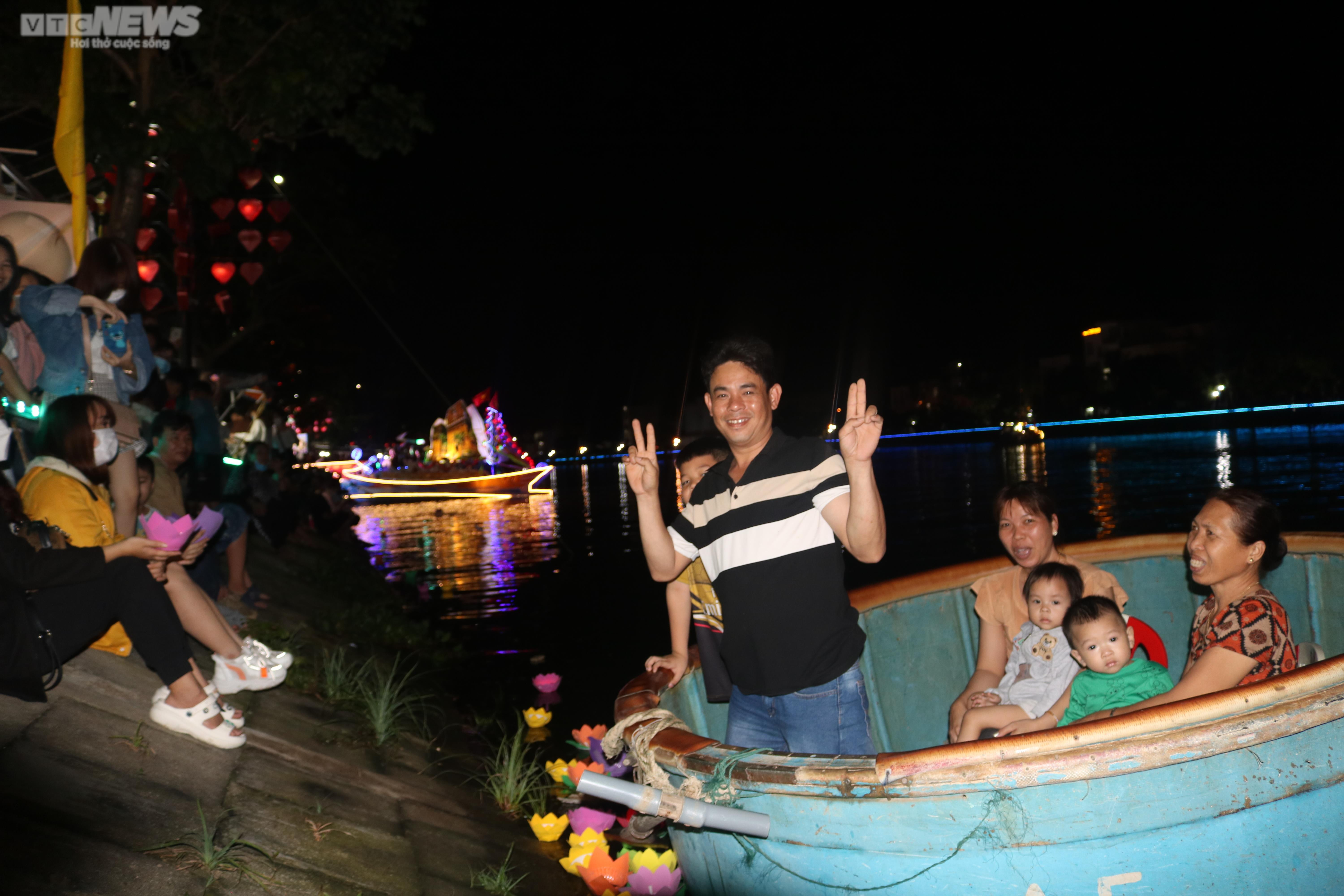 Bình Định: Lung linh đêm thuyền hoa trên sông Hà Thanh - 11