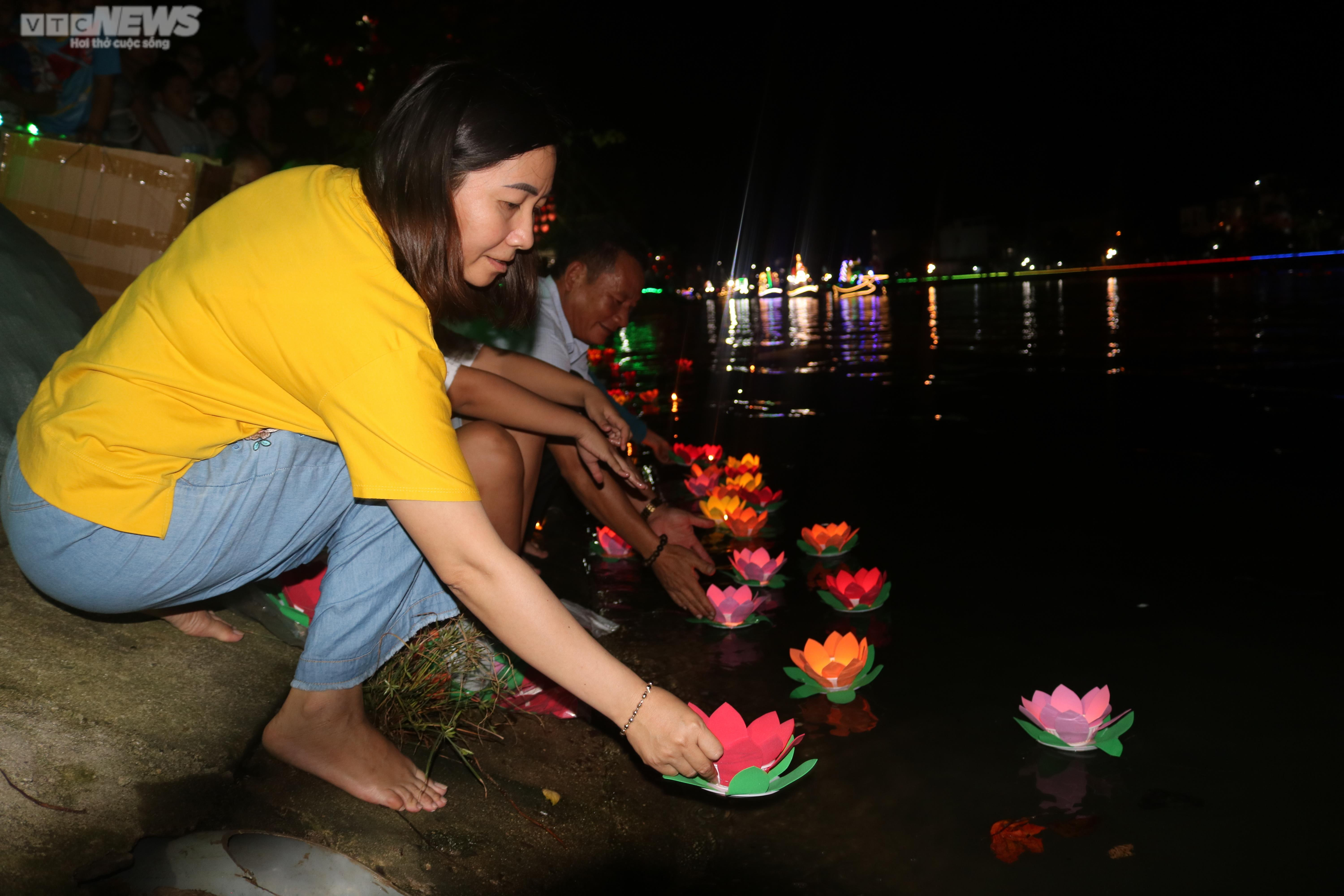 Bình Định: Lung linh đêm thuyền hoa trên sông Hà Thanh - 8