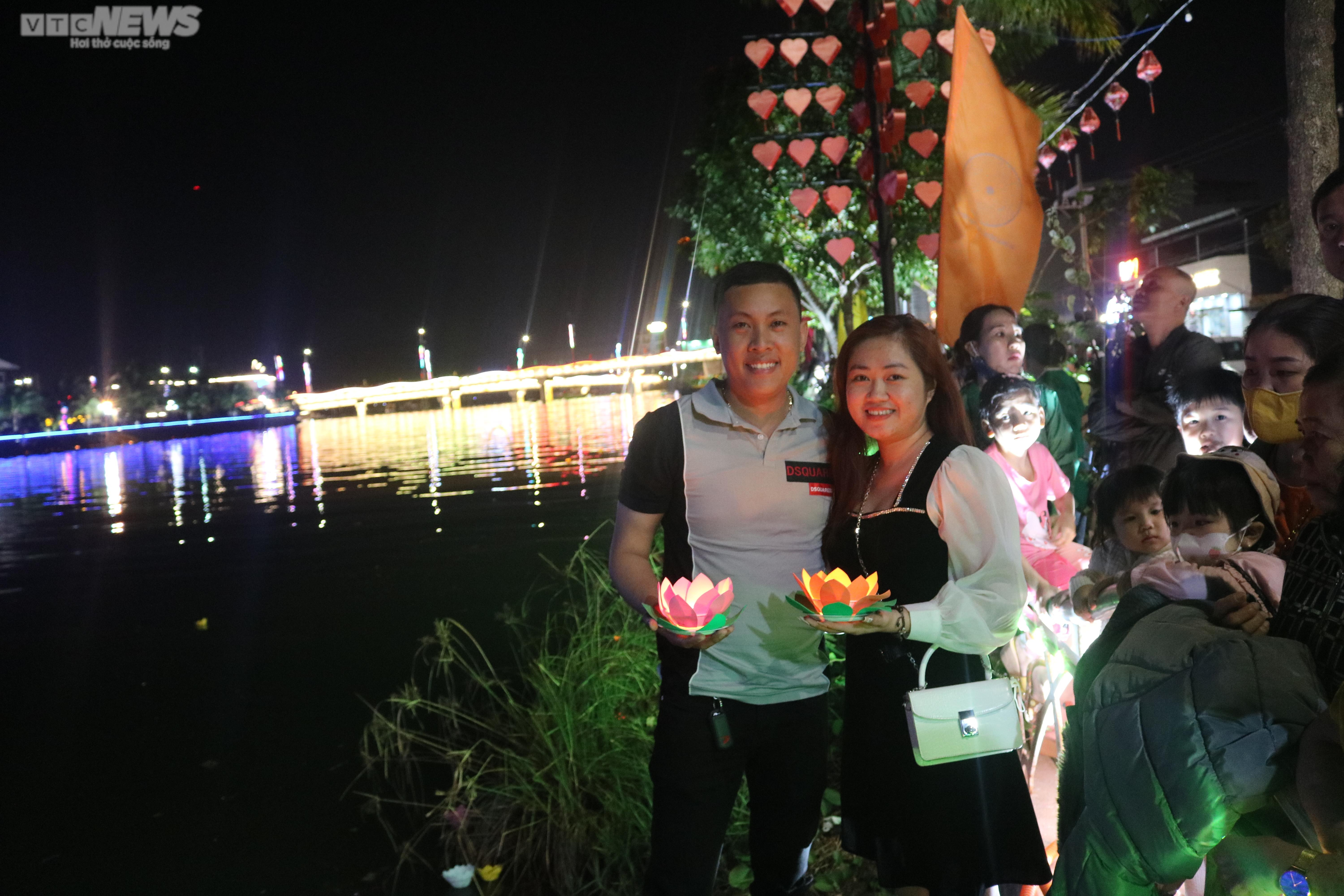 Bình Định: Lung linh đêm thuyền hoa trên sông Hà Thanh - 6